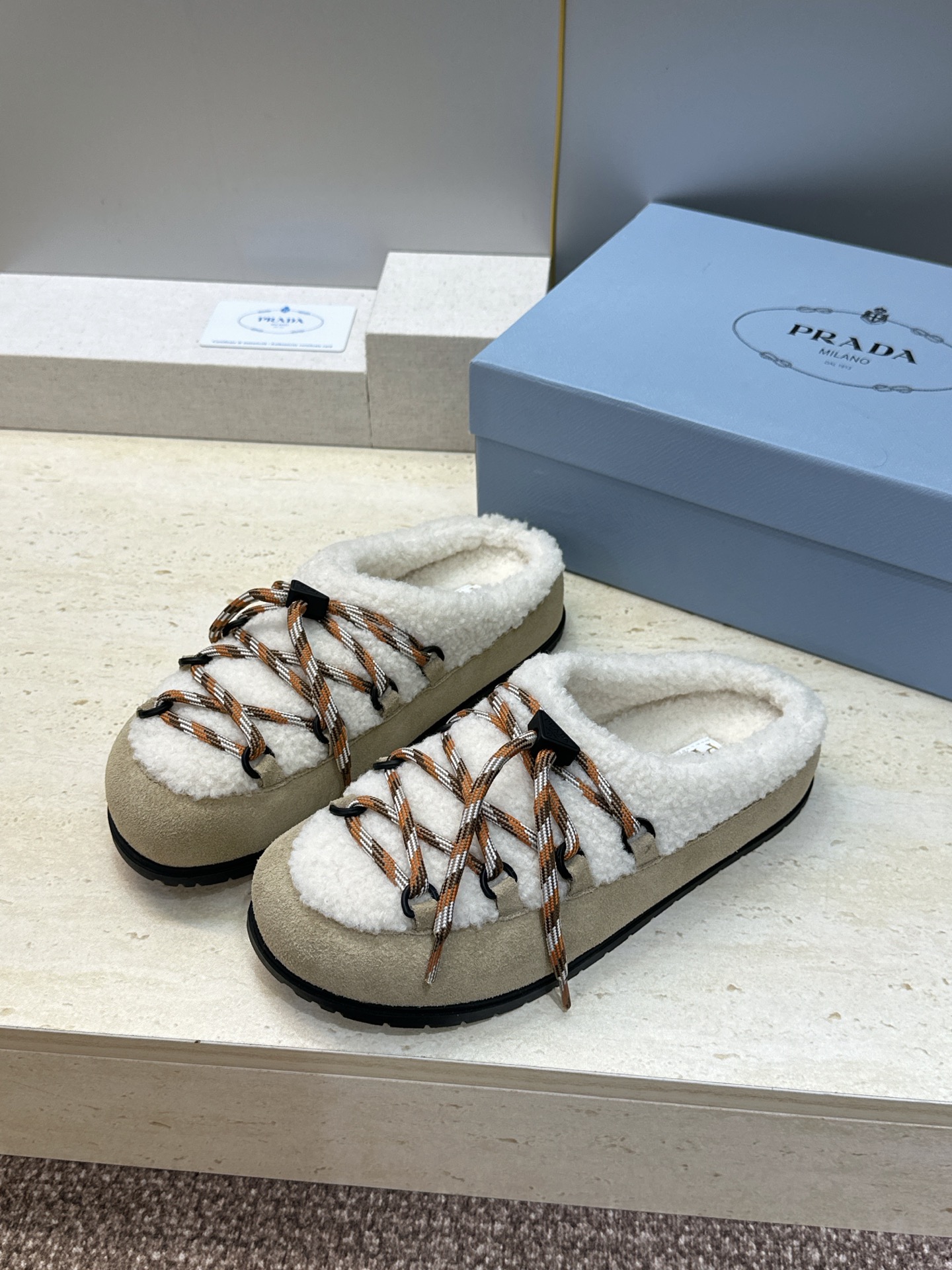 顶级版 Prada 2026秋冬新款羊羔毛系带拼色穆勒女鞋 普拉达字母logo平底圆头防寒保暖拖鞋 材质:鞋面进口羊猄 顶级版 Prada 2026秋冬新款羊羔毛系带拼色穆勒女鞋 普拉达字母logo平底圆头防寒保暖拖鞋 材质:鞋面进口羊猄