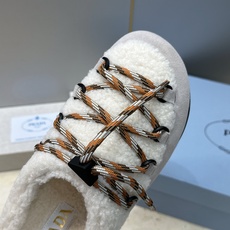顶级版 Prada 2026秋冬新款羊羔毛系带拼色穆勒女鞋 普拉达字母logo平底圆头防寒保暖拖鞋 材质:鞋面进口羊猄 顶级版 Prada 2026秋冬新款羊羔毛系带拼色穆勒女鞋 普拉达字母logo平底圆头防寒保暖拖鞋 材质:鞋面进口羊猄