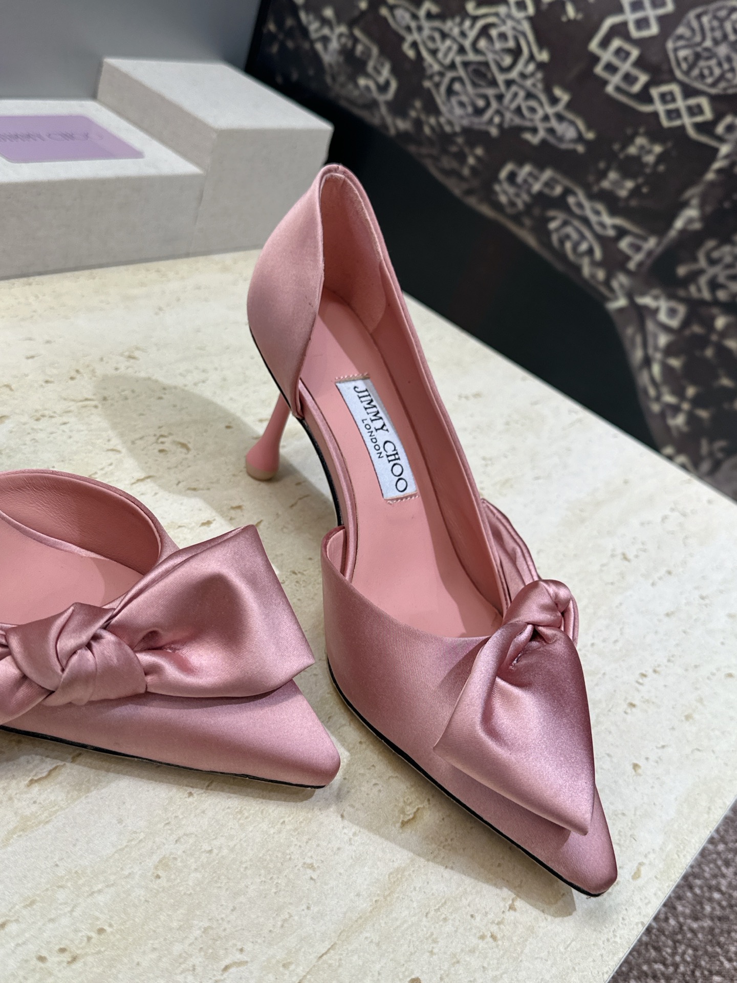周仰杰Jimmy Choo 2026春夏新款时尚女婚鞋 吉米周JC明星同款字母logo 高跟尖头蝴蝶结侧空凉鞋 材质:鞋 周仰杰Jimmy Choo 2026春夏新款时尚女婚鞋 吉米周JC明星同款字母logo 高跟尖头蝴蝶结侧空凉鞋 材质:鞋