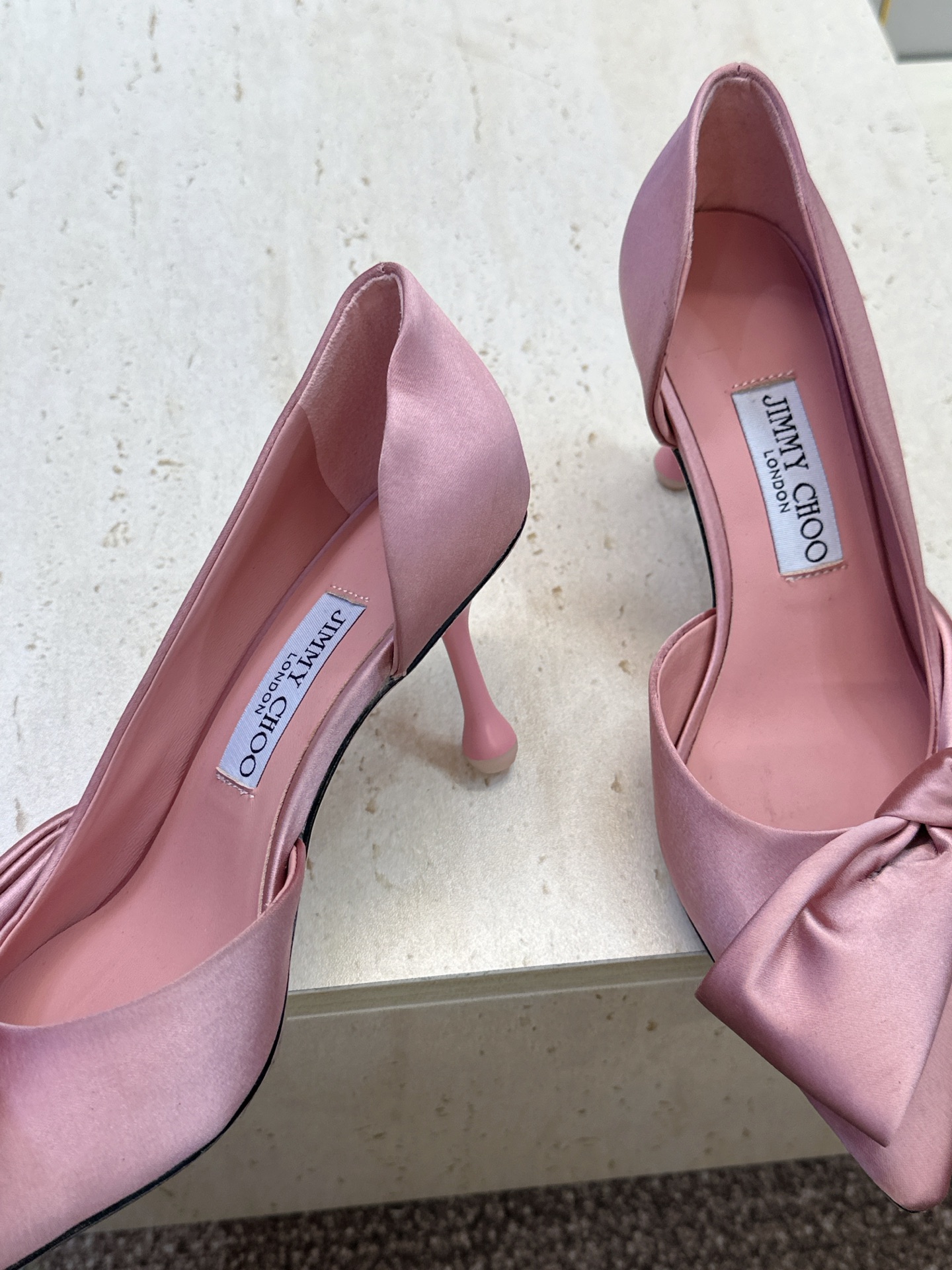 周仰杰Jimmy Choo 2026春夏新款时尚女婚鞋 吉米周JC明星同款字母logo 高跟尖头蝴蝶结侧空凉鞋 材质:鞋 周仰杰Jimmy Choo 2026春夏新款时尚女婚鞋 吉米周JC明星同款字母logo 高跟尖头蝴蝶结侧空凉鞋 材质:鞋