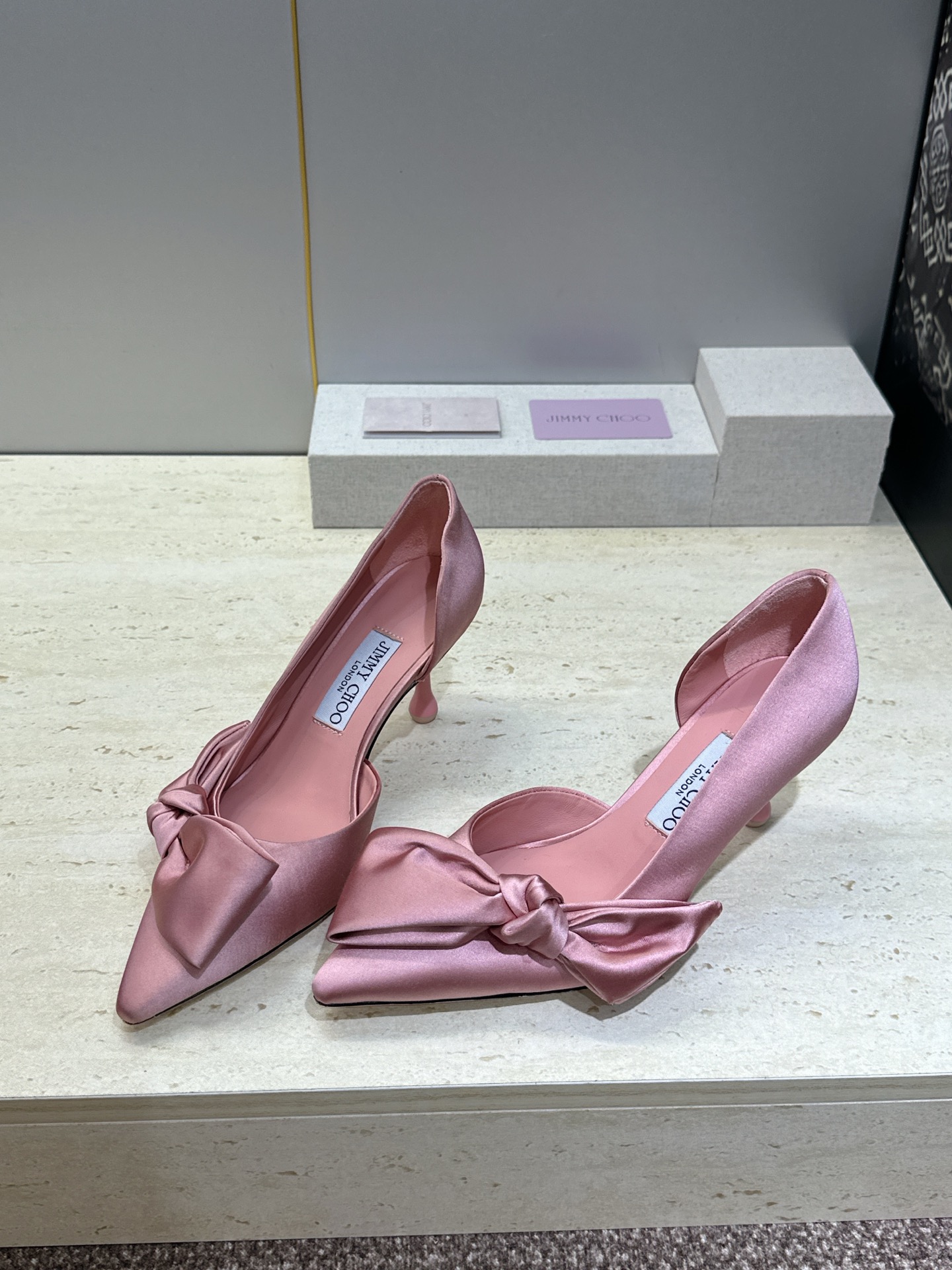 周仰杰Jimmy Choo 2026春夏新款时尚女婚鞋 吉米周JC明星同款字母logo 高跟尖头蝴蝶结侧空凉鞋 材质:鞋 周仰杰Jimmy Choo 2026春夏新款时尚女婚鞋 吉米周JC明星同款字母logo 高跟尖头蝴蝶结侧空凉鞋 材质:鞋