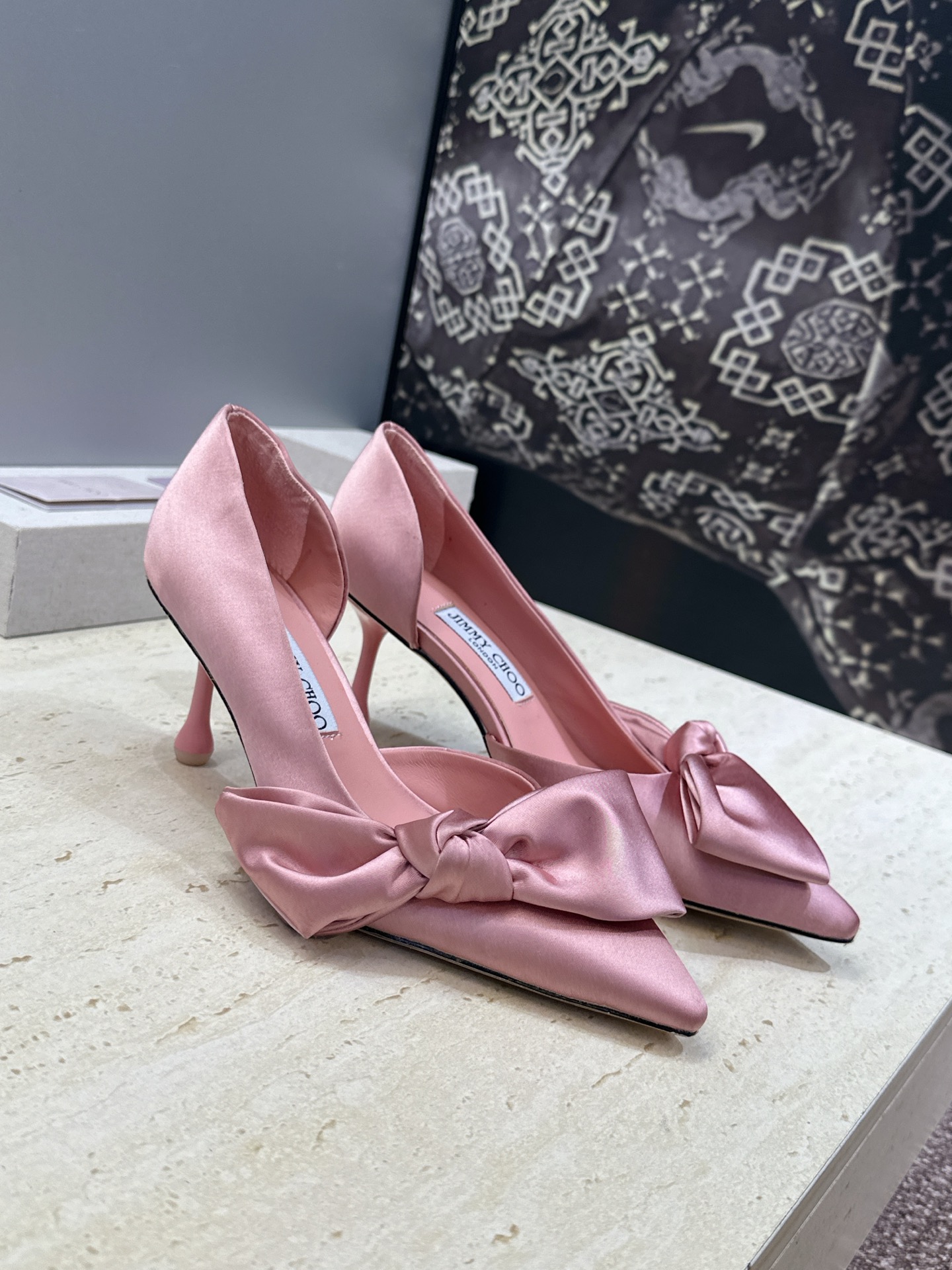 周仰杰Jimmy Choo 2026春夏新款时尚女婚鞋 吉米周JC明星同款字母logo 高跟尖头蝴蝶结侧空凉鞋 材质:鞋 周仰杰Jimmy Choo 2026春夏新款时尚女婚鞋 吉米周JC明星同款字母logo 高跟尖头蝴蝶结侧空凉鞋 材质:鞋