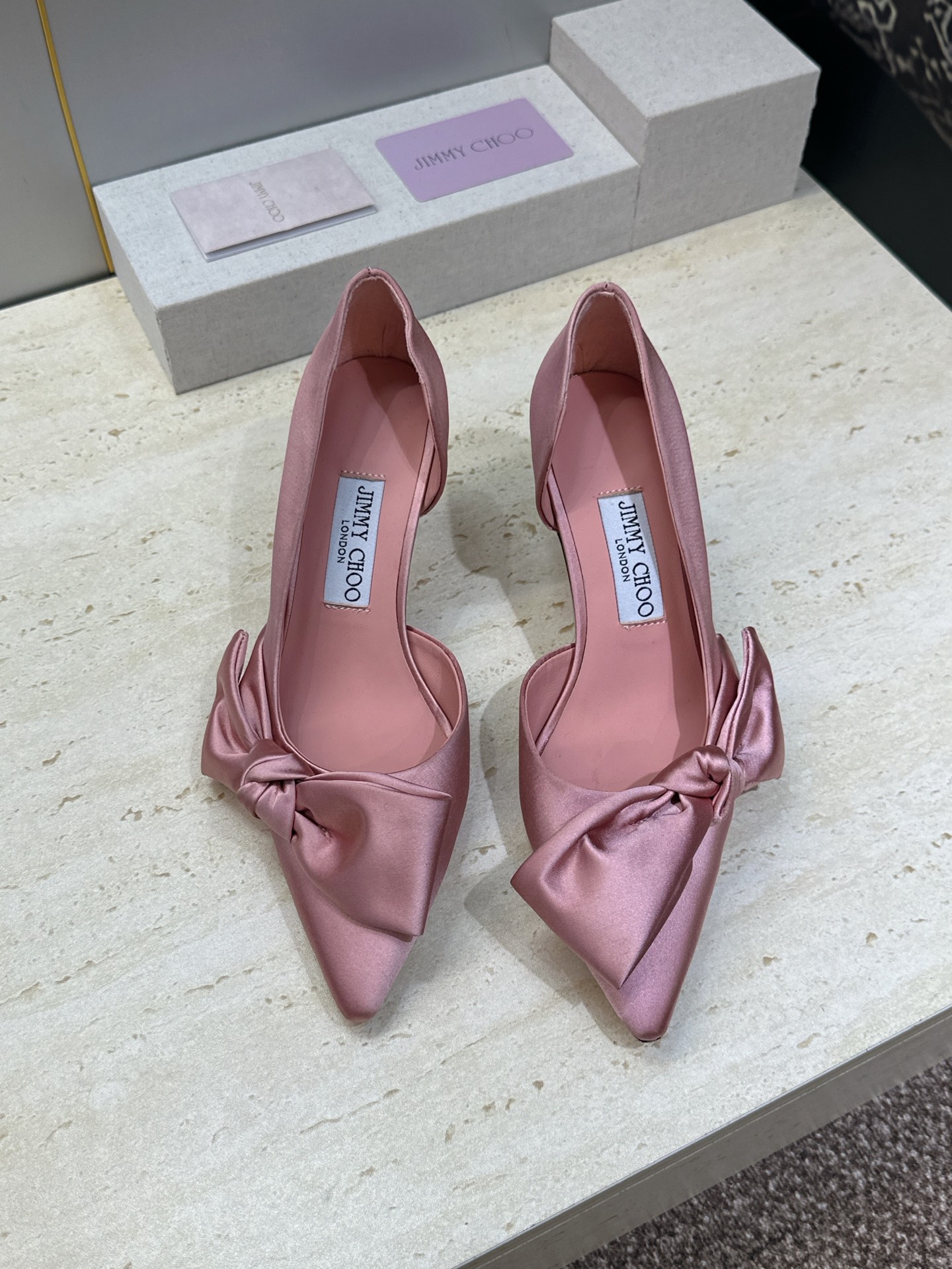 周仰杰Jimmy Choo 2026春夏新款时尚女婚鞋 吉米周JC明星同款字母logo 高跟尖头蝴蝶结侧空凉鞋 材质:鞋 周仰杰Jimmy Choo 2026春夏新款时尚女婚鞋 吉米周JC明星同款字母logo 高跟尖头蝴蝶结侧空凉鞋 材质:鞋