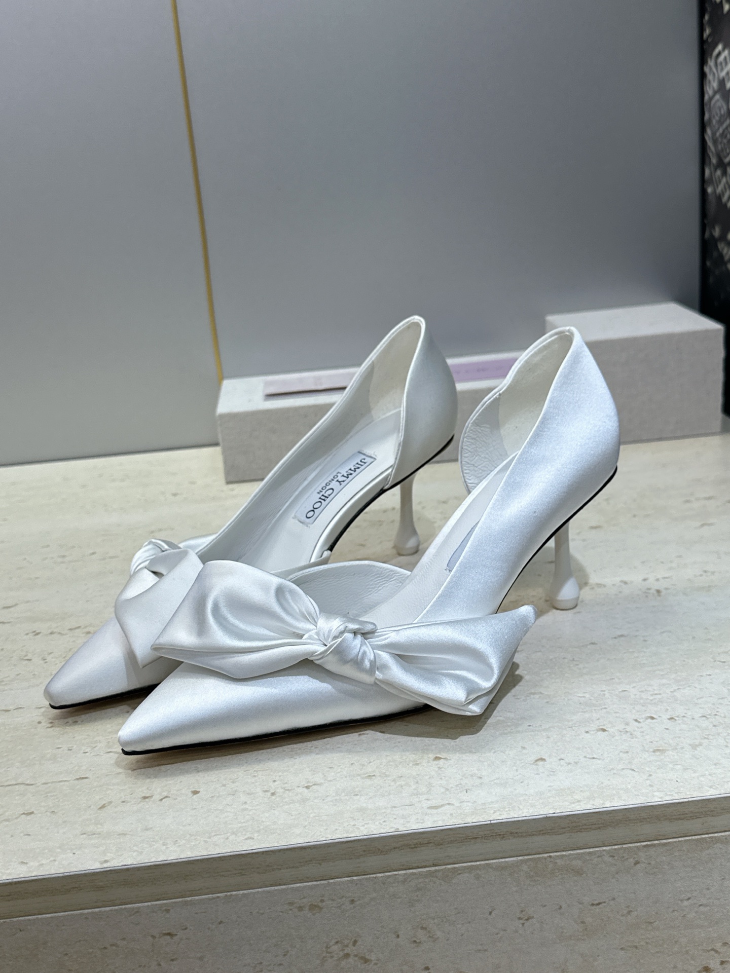 周仰杰Jimmy Choo 2026春夏新款时尚女婚鞋 吉米周JC明星同款字母logo 高跟尖头蝴蝶结侧空凉鞋 材质:鞋