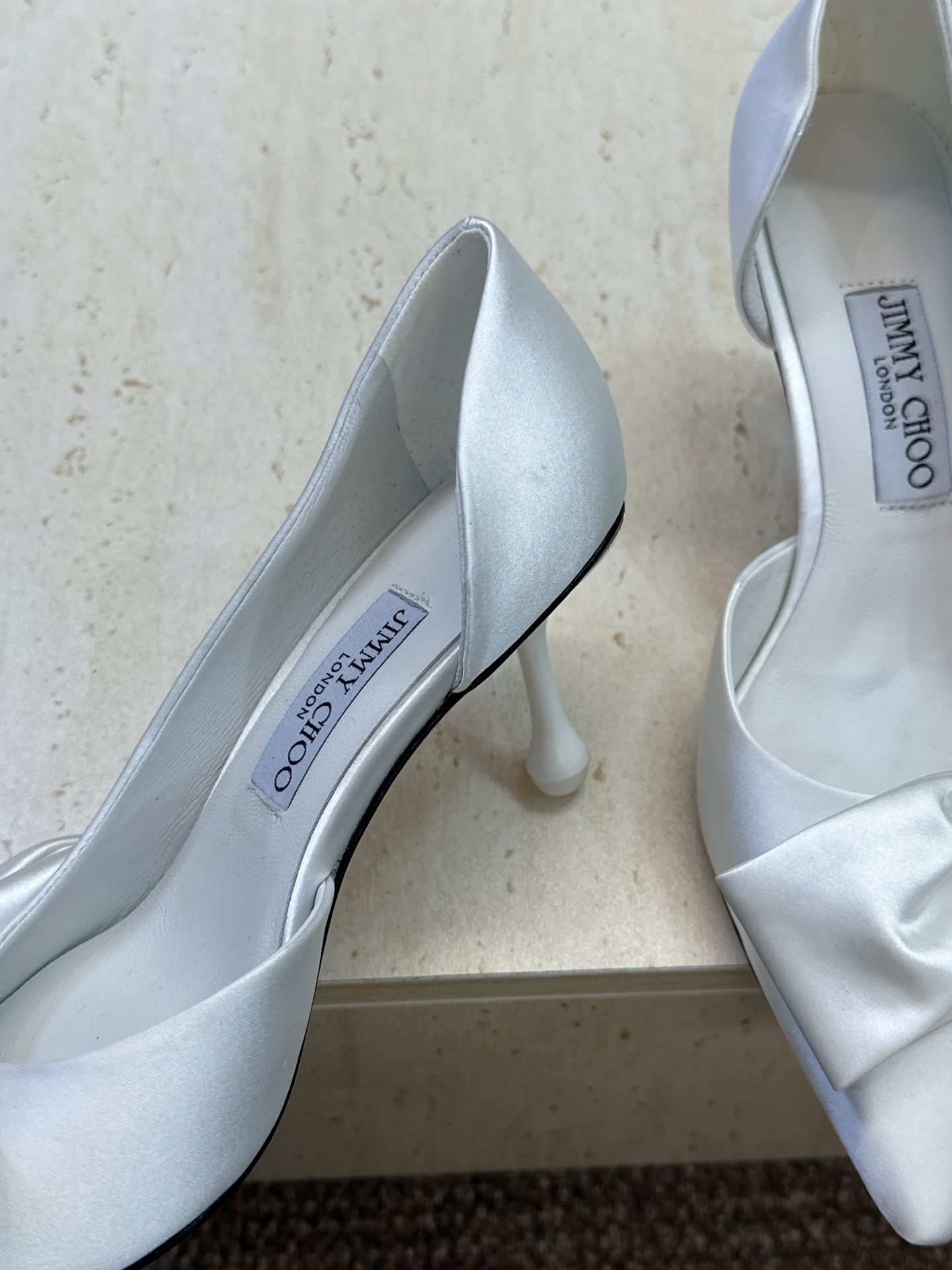 周仰杰Jimmy Choo 2026春夏新款时尚女婚鞋 吉米周JC明星同款字母logo 高跟尖头蝴蝶结侧空凉鞋 材质:鞋
