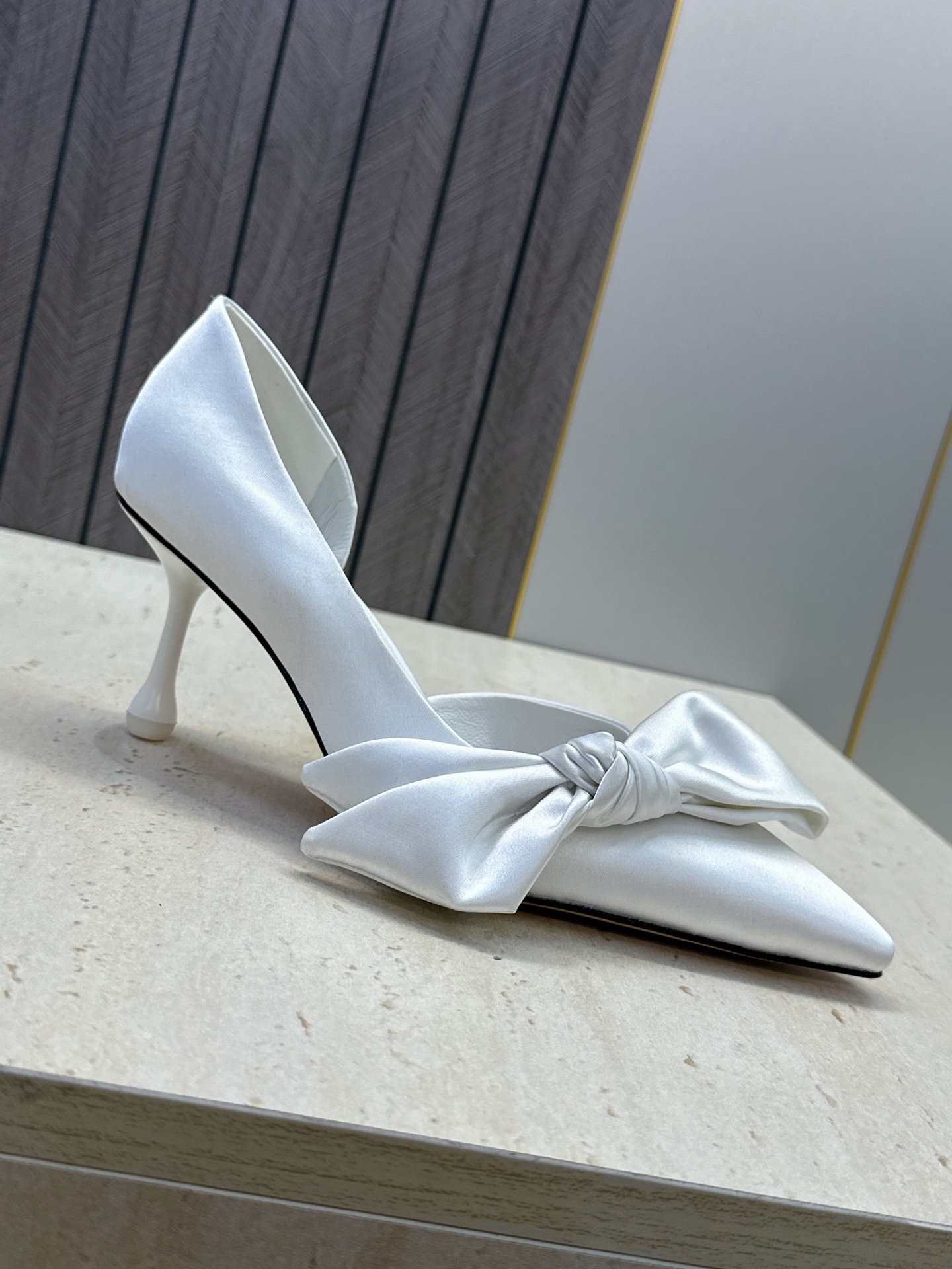 周仰杰Jimmy Choo 2026春夏新款时尚女婚鞋 吉米周JC明星同款字母logo 高跟尖头蝴蝶结侧空凉鞋 材质:鞋