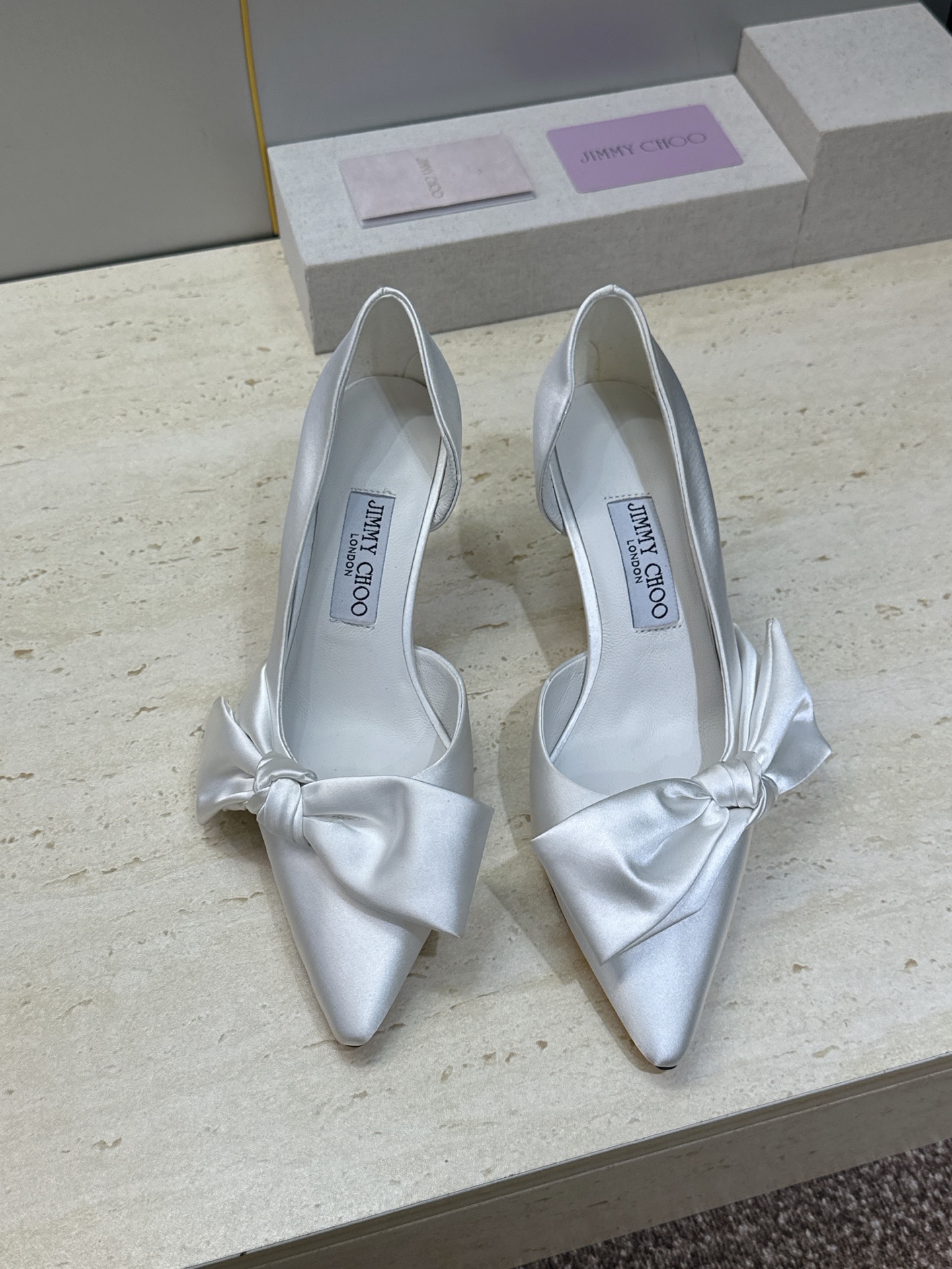 周仰杰Jimmy Choo 2026春夏新款时尚女婚鞋 吉米周JC明星同款字母logo 高跟尖头蝴蝶结侧空凉鞋 材质:鞋