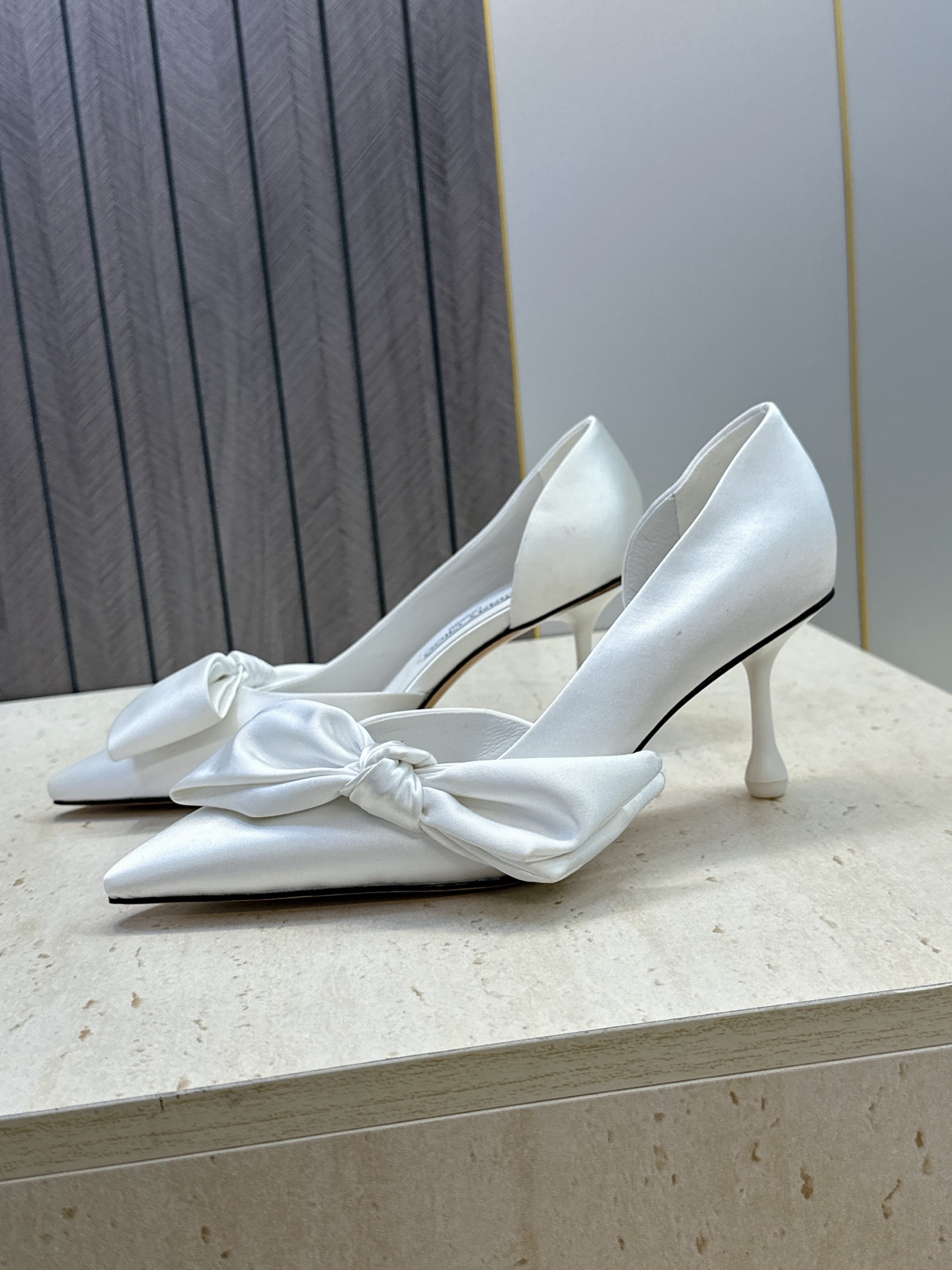 周仰杰Jimmy Choo 2026春夏新款时尚女婚鞋 吉米周JC明星同款字母logo 高跟尖头蝴蝶结侧空凉鞋 材质:鞋