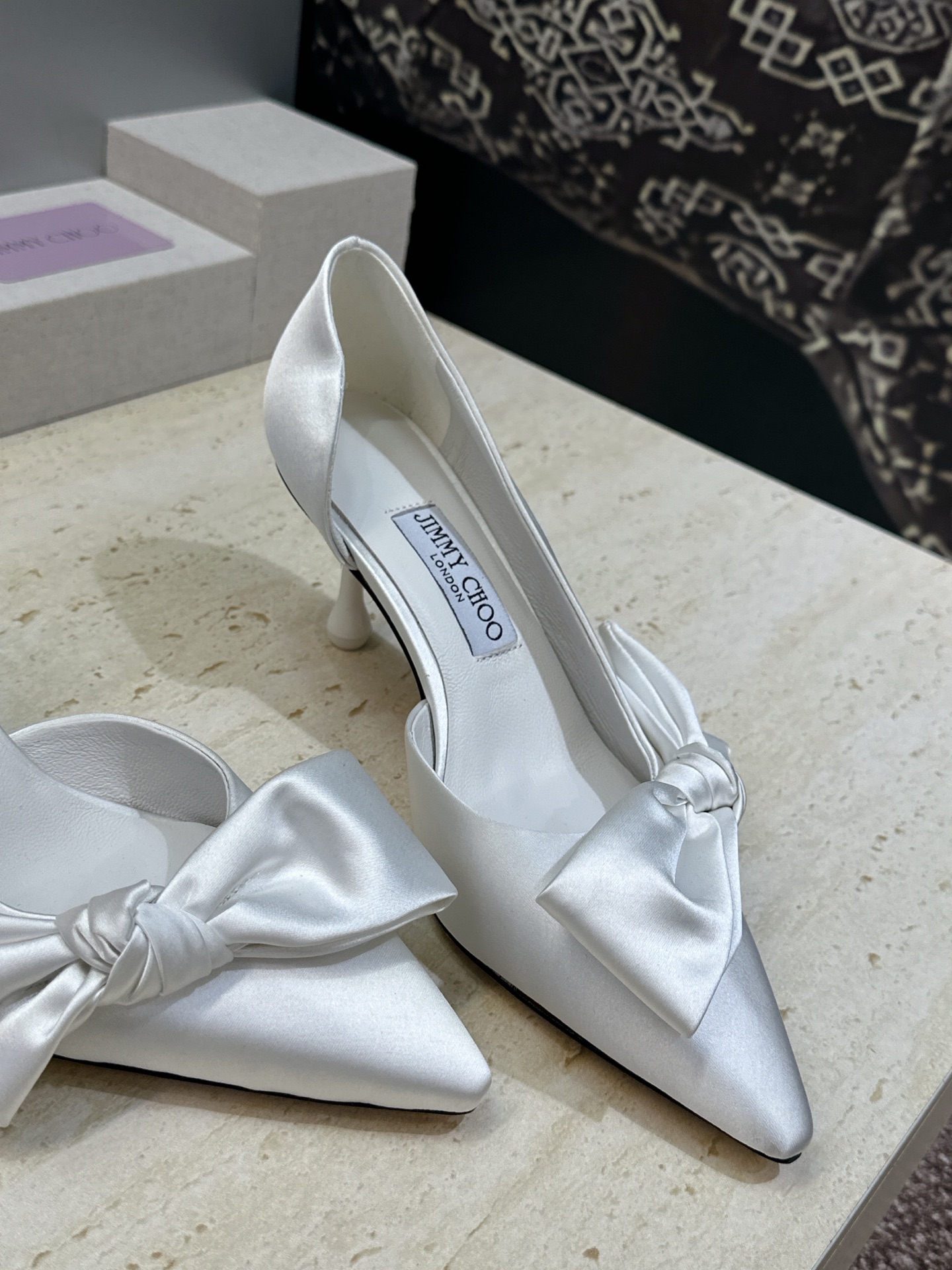 周仰杰Jimmy Choo 2026春夏新款时尚女婚鞋 吉米周JC明星同款字母logo 高跟尖头蝴蝶结侧空凉鞋 材质:鞋