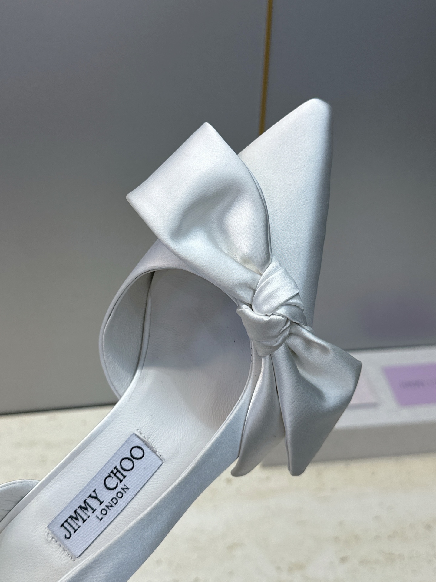周仰杰Jimmy Choo 2026春夏新款时尚女婚鞋 吉米周JC明星同款字母logo 高跟尖头蝴蝶结侧空凉鞋 材质:鞋