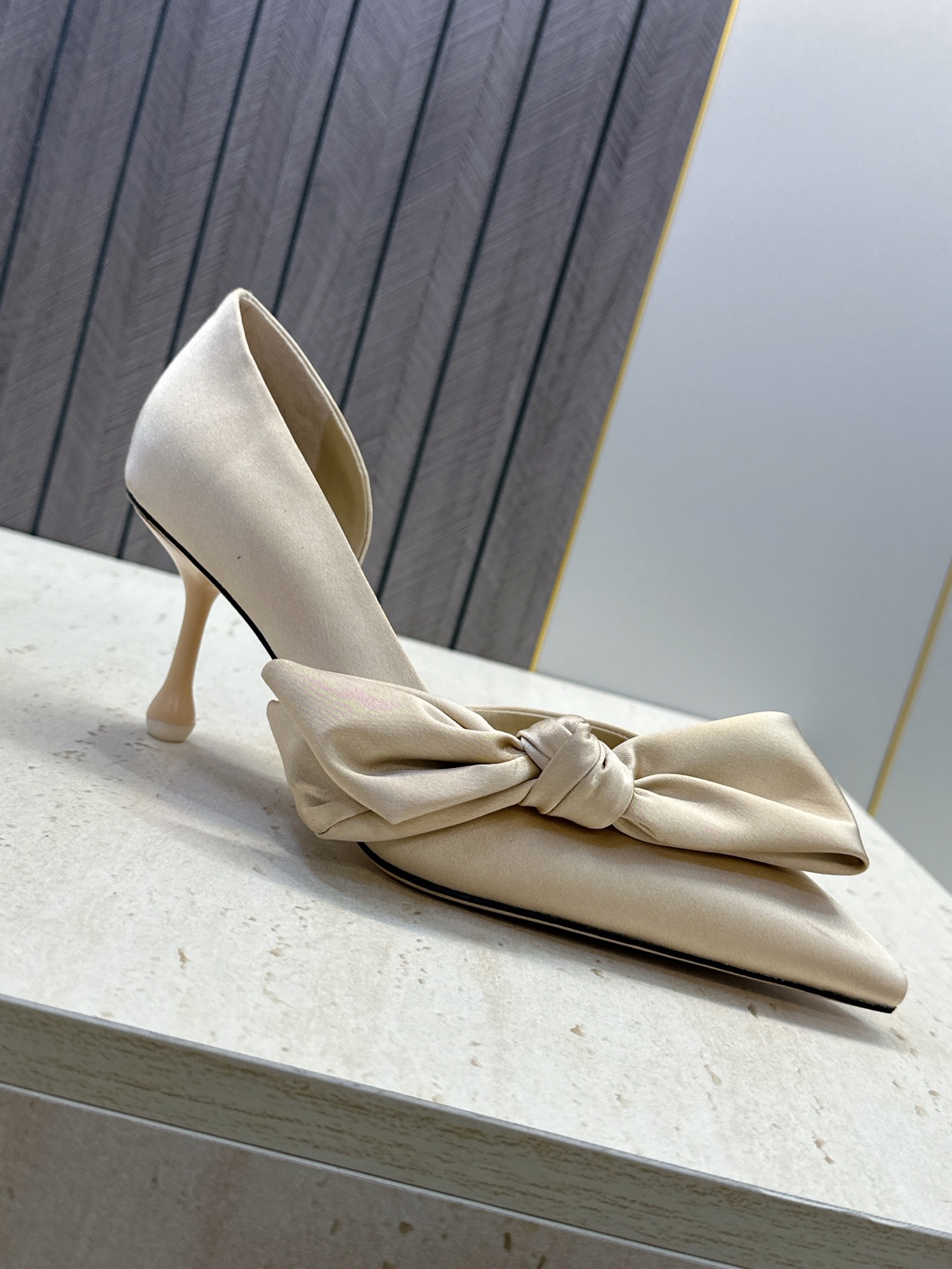 周仰杰Jimmy Choo 2026春夏新款时尚女婚鞋 吉米周JC明星同款字母logo 高跟尖头蝴蝶结侧空凉鞋 材质:鞋