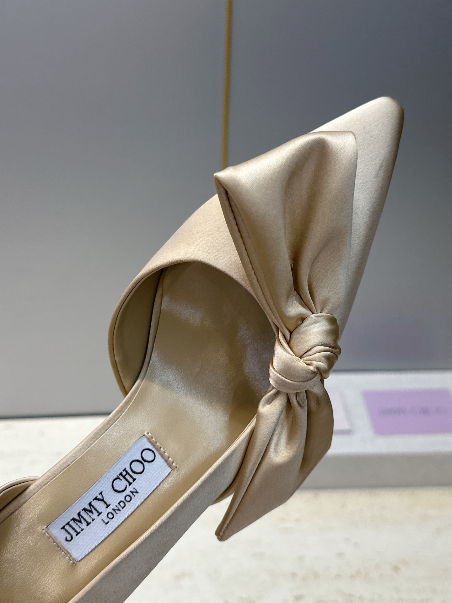 周仰杰Jimmy Choo 2026春夏新款时尚女婚鞋 吉米周JC明星同款字母logo 高跟尖头蝴蝶结侧空凉鞋 材质:鞋
