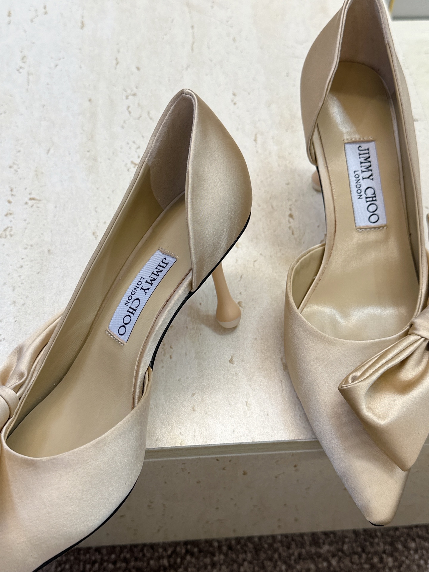 周仰杰Jimmy Choo 2026春夏新款时尚女婚鞋 吉米周JC明星同款字母logo 高跟尖头蝴蝶结侧空凉鞋 材质:鞋