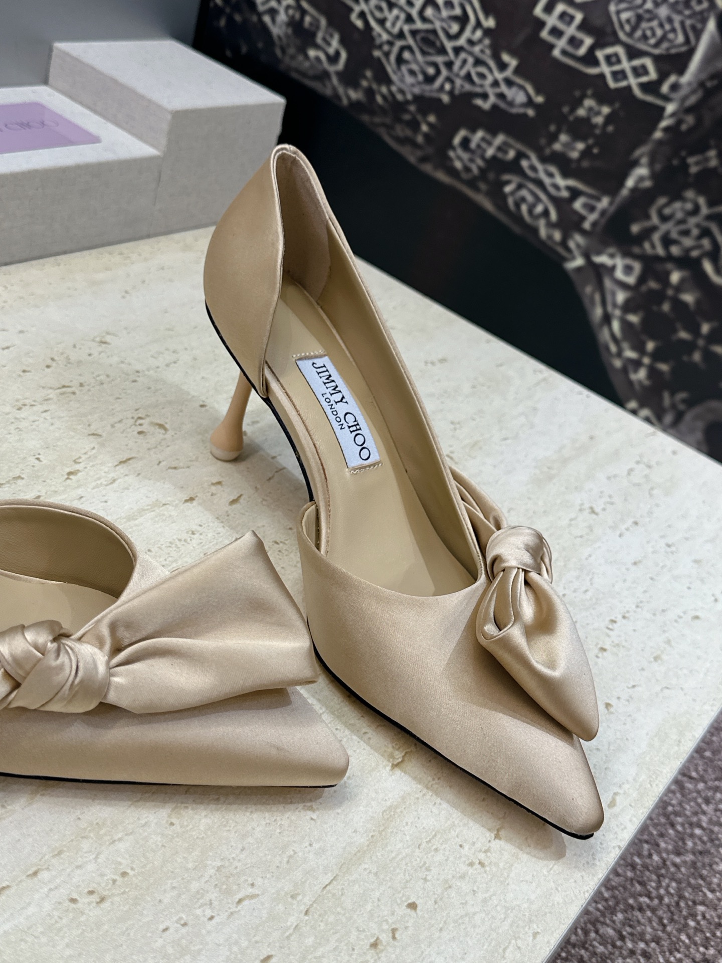 周仰杰Jimmy Choo 2026春夏新款时尚女婚鞋 吉米周JC明星同款字母logo 高跟尖头蝴蝶结侧空凉鞋 材质:鞋