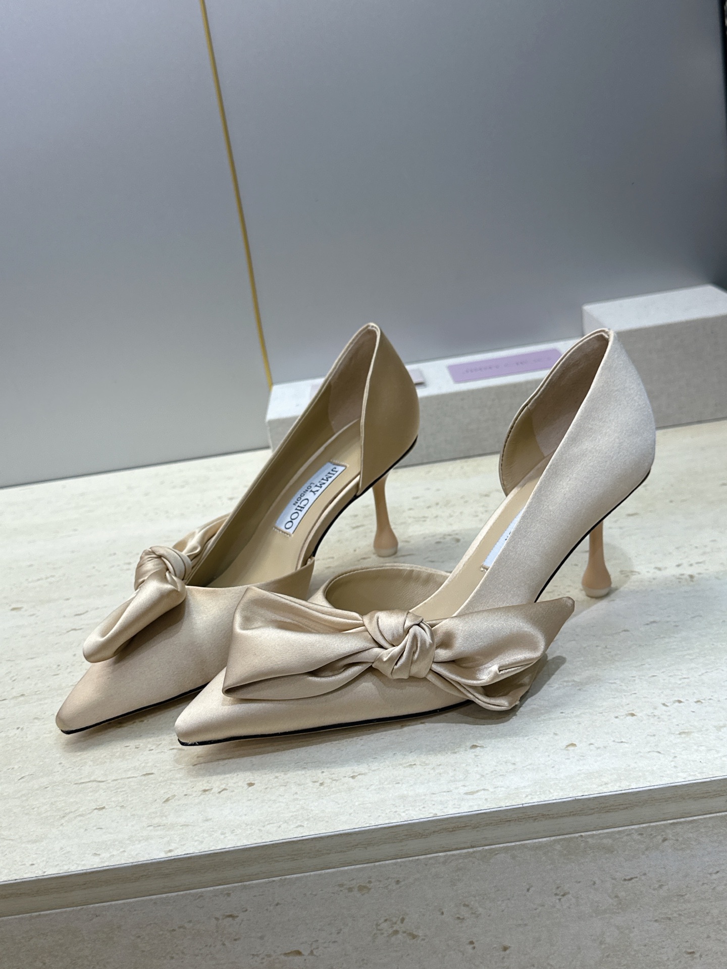 周仰杰Jimmy Choo 2026春夏新款时尚女婚鞋 吉米周JC明星同款字母logo 高跟尖头蝴蝶结侧空凉鞋 材质:鞋