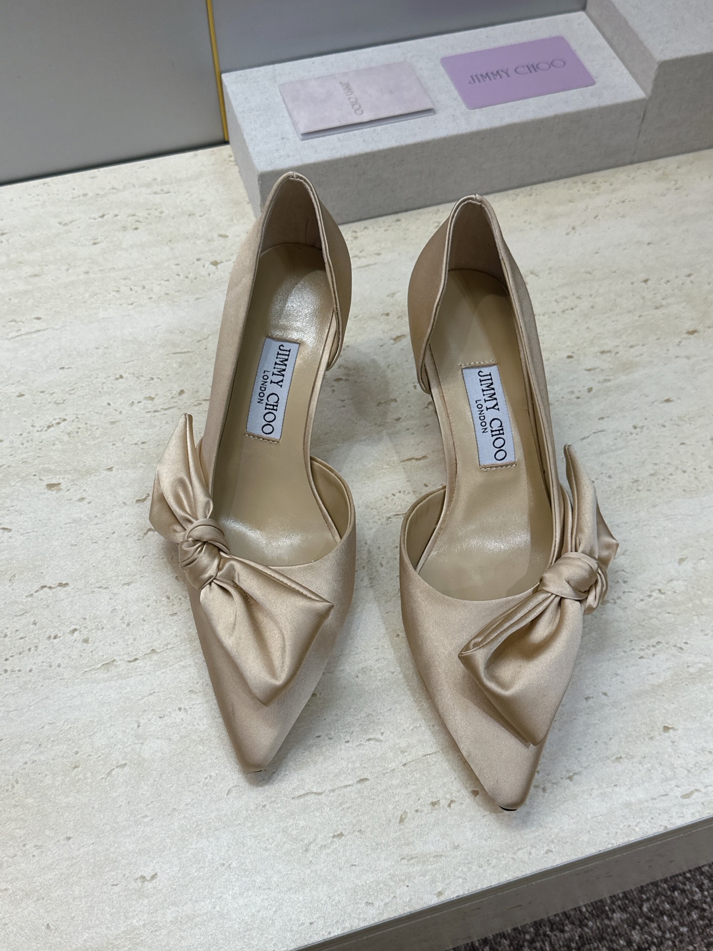 周仰杰Jimmy Choo 2026春夏新款时尚女婚鞋 吉米周JC明星同款字母logo 高跟尖头蝴蝶结侧空凉鞋 材质:鞋