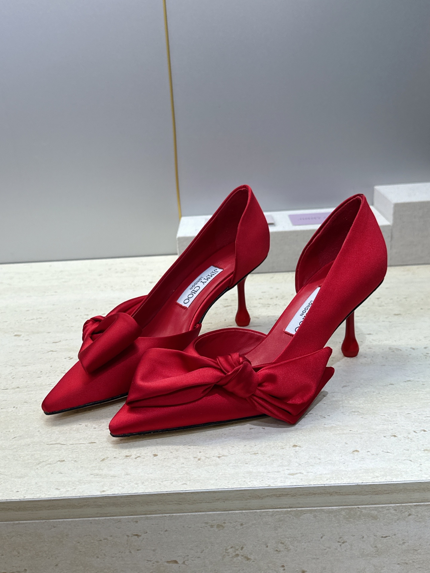 周仰杰Jimmy Choo 2026春夏新款时尚女婚鞋 吉米周JC明星同款字母logo 高跟尖头蝴蝶结侧空凉鞋 材质:鞋 周仰杰Jimmy Choo 2026春夏新款时尚女婚鞋 吉米周JC明星同款字母logo 高跟尖头蝴蝶结侧空凉鞋 材质:鞋