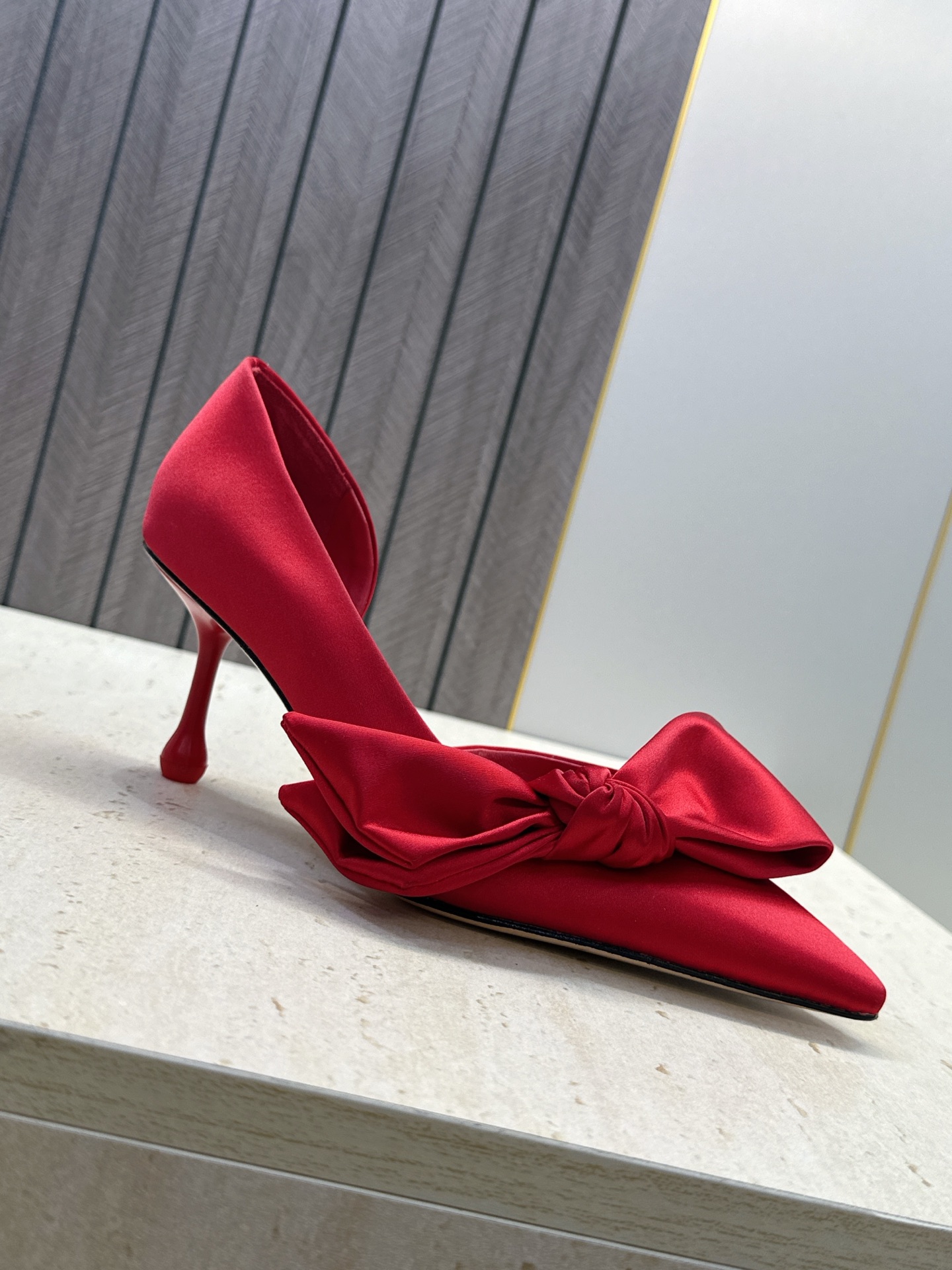周仰杰Jimmy Choo 2026春夏新款时尚女婚鞋 吉米周JC明星同款字母logo 高跟尖头蝴蝶结侧空凉鞋 材质:鞋 周仰杰Jimmy Choo 2026春夏新款时尚女婚鞋 吉米周JC明星同款字母logo 高跟尖头蝴蝶结侧空凉鞋 材质:鞋