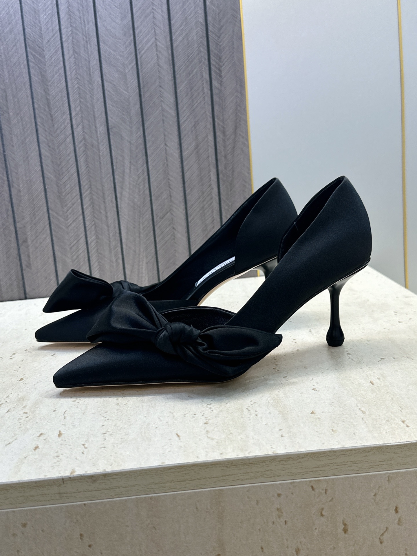 周仰杰Jimmy Choo 2026春夏新款时尚女婚鞋 吉米周JC明星同款字母logo 高跟尖头蝴蝶结侧空凉鞋 材质:鞋 周仰杰Jimmy Choo 2026春夏新款时尚女婚鞋 吉米周JC明星同款字母logo 高跟尖头蝴蝶结侧空凉鞋 材质:鞋