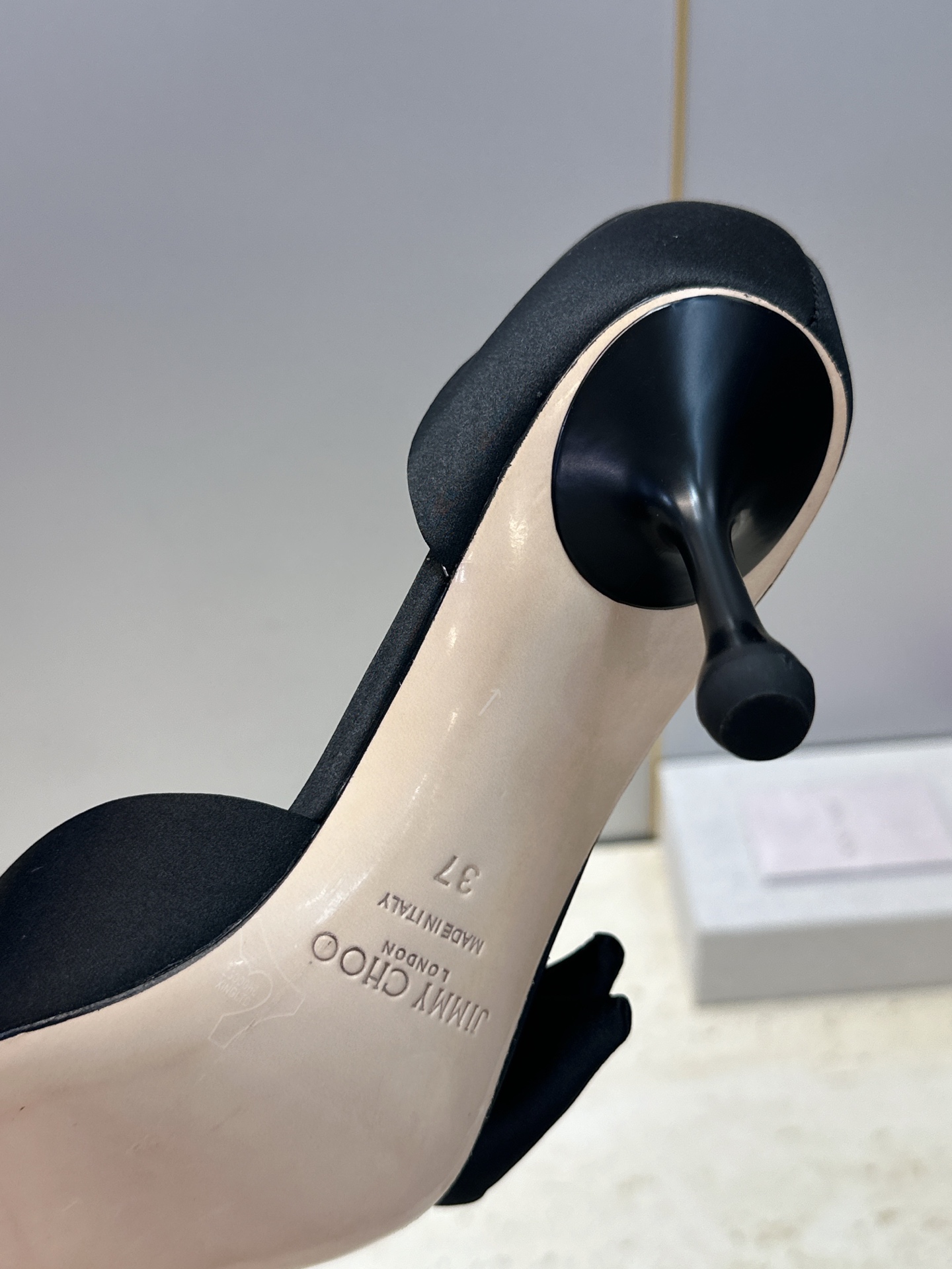 周仰杰Jimmy Choo 2026春夏新款时尚女婚鞋 吉米周JC明星同款字母logo 高跟尖头蝴蝶结侧空凉鞋 材质:鞋 周仰杰Jimmy Choo 2026春夏新款时尚女婚鞋 吉米周JC明星同款字母logo 高跟尖头蝴蝶结侧空凉鞋 材质:鞋