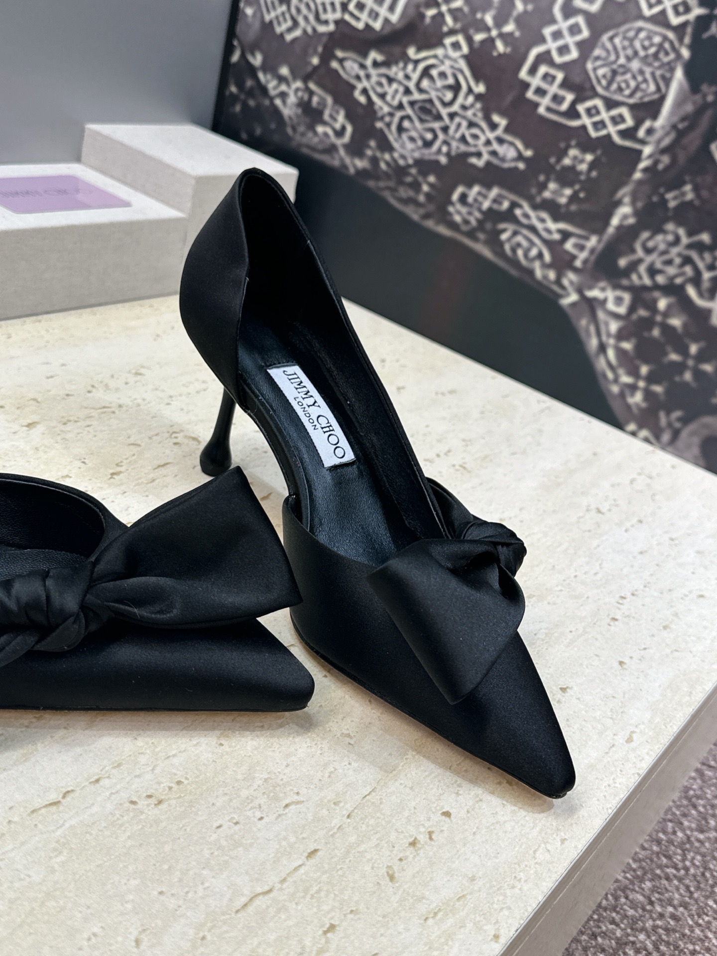周仰杰Jimmy Choo 2026春夏新款时尚女婚鞋 吉米周JC明星同款字母logo 高跟尖头蝴蝶结侧空凉鞋 材质:鞋 周仰杰Jimmy Choo 2026春夏新款时尚女婚鞋 吉米周JC明星同款字母logo 高跟尖头蝴蝶结侧空凉鞋 材质:鞋