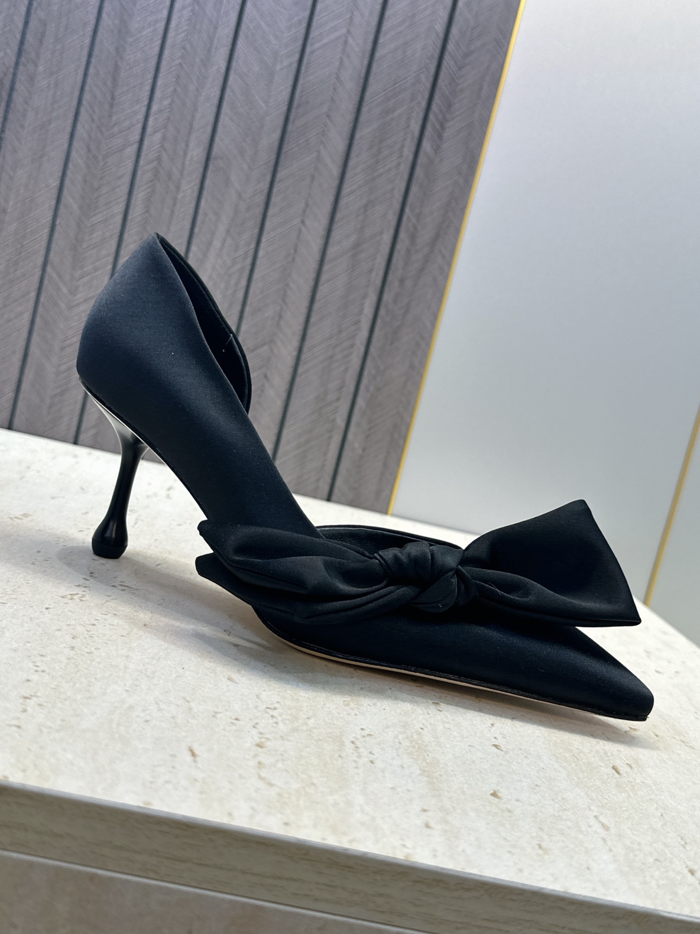 周仰杰Jimmy Choo 2026春夏新款时尚女婚鞋 吉米周JC明星同款字母logo 高跟尖头蝴蝶结侧空凉鞋 材质:鞋 周仰杰Jimmy Choo 2026春夏新款时尚女婚鞋 吉米周JC明星同款字母logo 高跟尖头蝴蝶结侧空凉鞋 材质:鞋