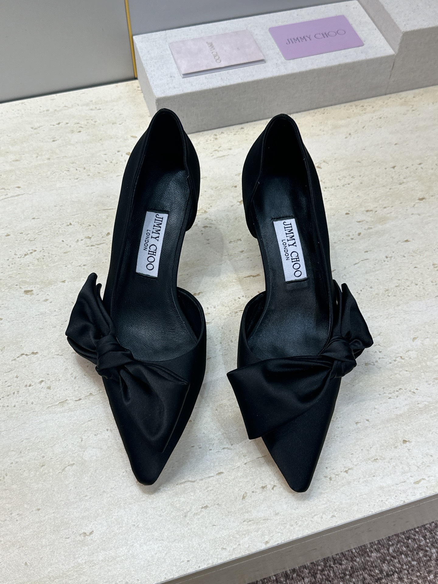 周仰杰Jimmy Choo 2026春夏新款时尚女婚鞋 吉米周JC明星同款字母logo 高跟尖头蝴蝶结侧空凉鞋 材质:鞋 周仰杰Jimmy Choo 2026春夏新款时尚女婚鞋 吉米周JC明星同款字母logo 高跟尖头蝴蝶结侧空凉鞋 材质:鞋