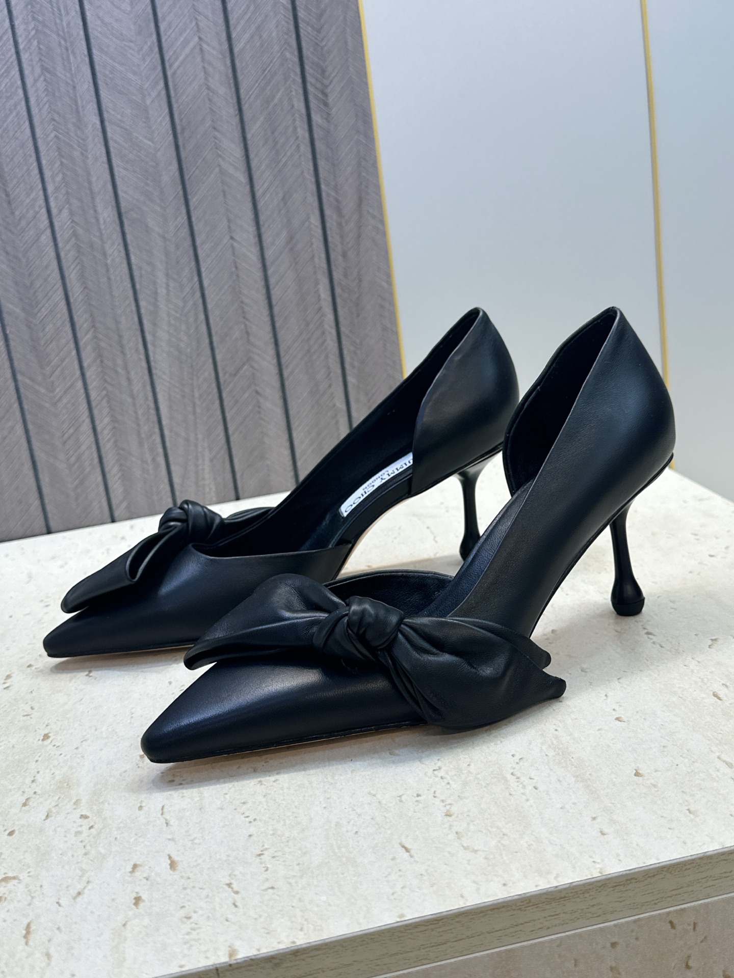 周仰杰Jimmy Choo 2026春夏新款时尚女婚鞋 吉米周JC明星同款字母logo 高跟尖头蝴蝶结侧空凉鞋 材质:鞋 周仰杰Jimmy Choo 2026春夏新款时尚女婚鞋 吉米周JC明星同款字母logo 高跟尖头蝴蝶结侧空凉鞋 材质:鞋
