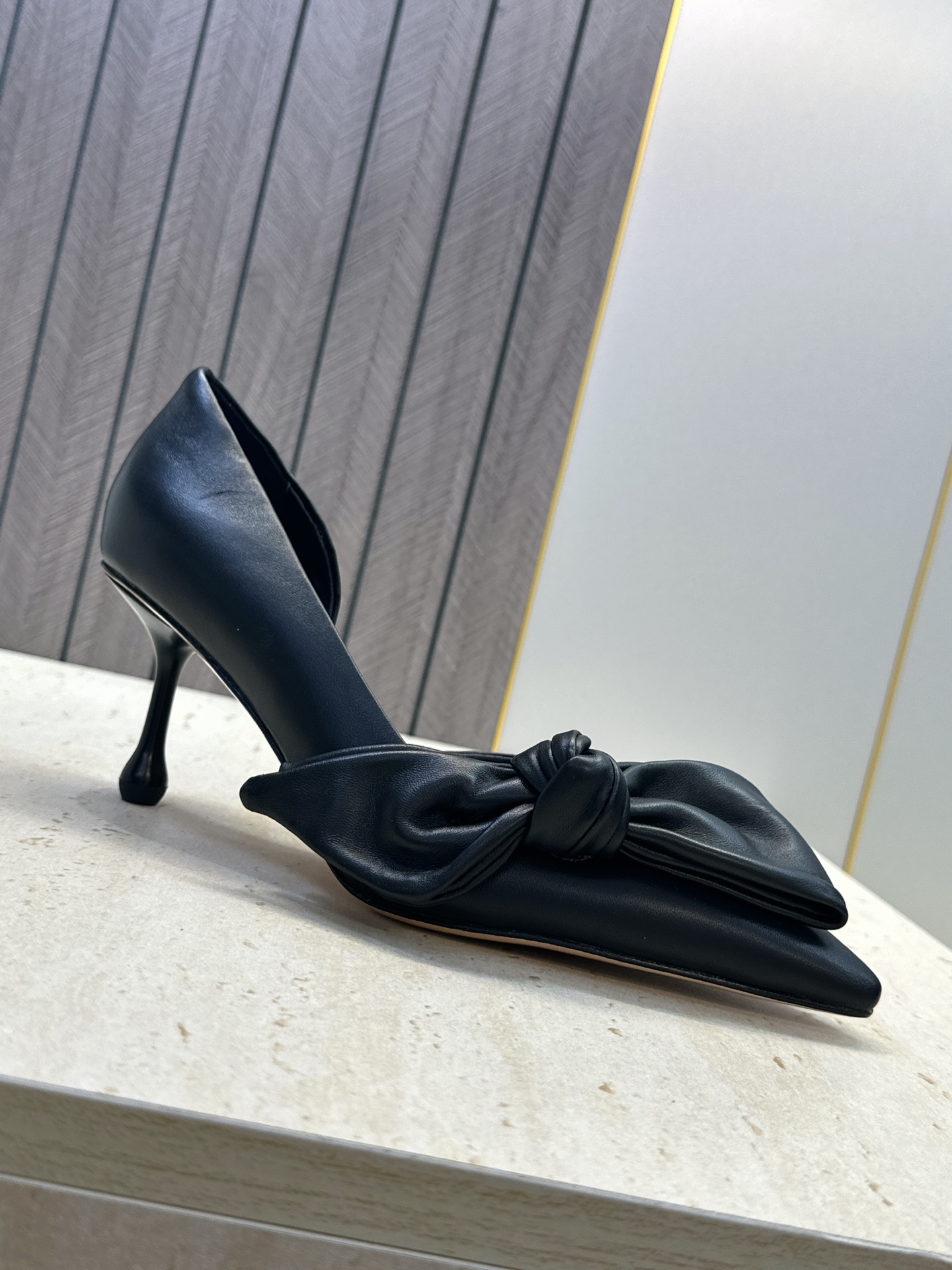 周仰杰Jimmy Choo 2026春夏新款时尚女婚鞋 吉米周JC明星同款字母logo 高跟尖头蝴蝶结侧空凉鞋 材质:鞋 周仰杰Jimmy Choo 2026春夏新款时尚女婚鞋 吉米周JC明星同款字母logo 高跟尖头蝴蝶结侧空凉鞋 材质:鞋