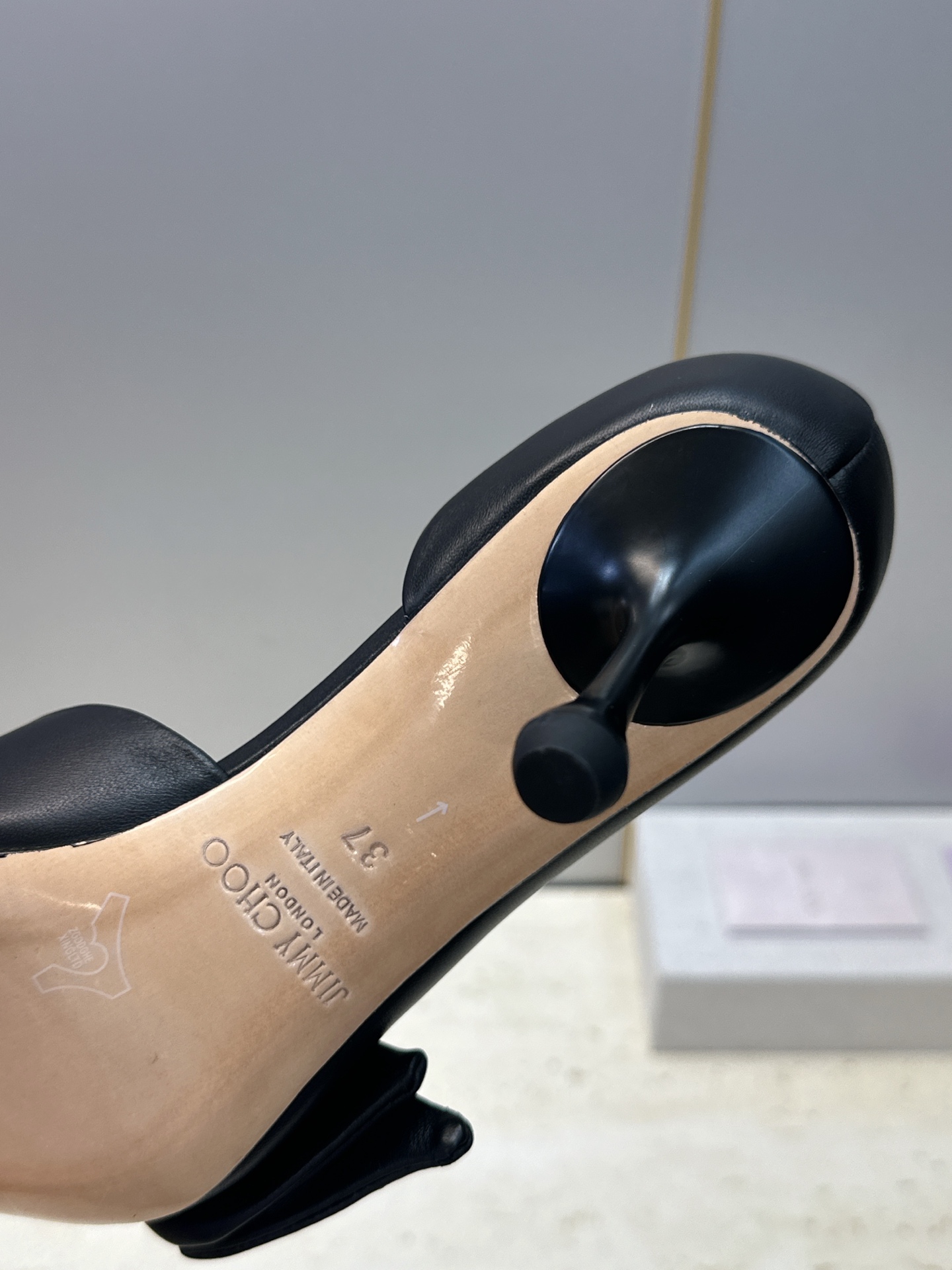 周仰杰Jimmy Choo 2026春夏新款时尚女婚鞋 吉米周JC明星同款字母logo 高跟尖头蝴蝶结侧空凉鞋 材质:鞋 周仰杰Jimmy Choo 2026春夏新款时尚女婚鞋 吉米周JC明星同款字母logo 高跟尖头蝴蝶结侧空凉鞋 材质:鞋