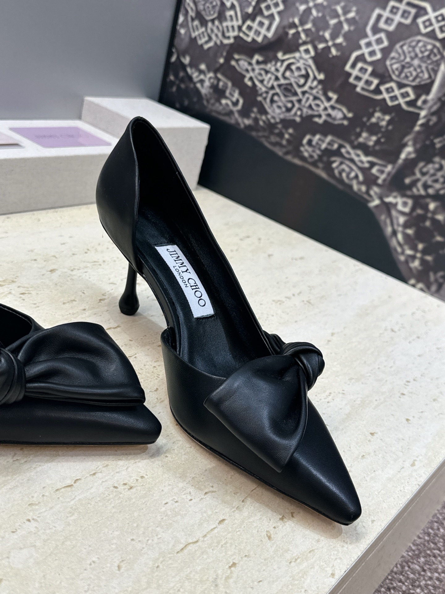周仰杰Jimmy Choo 2026春夏新款时尚女婚鞋 吉米周JC明星同款字母logo 高跟尖头蝴蝶结侧空凉鞋 材质:鞋 周仰杰Jimmy Choo 2026春夏新款时尚女婚鞋 吉米周JC明星同款字母logo 高跟尖头蝴蝶结侧空凉鞋 材质:鞋