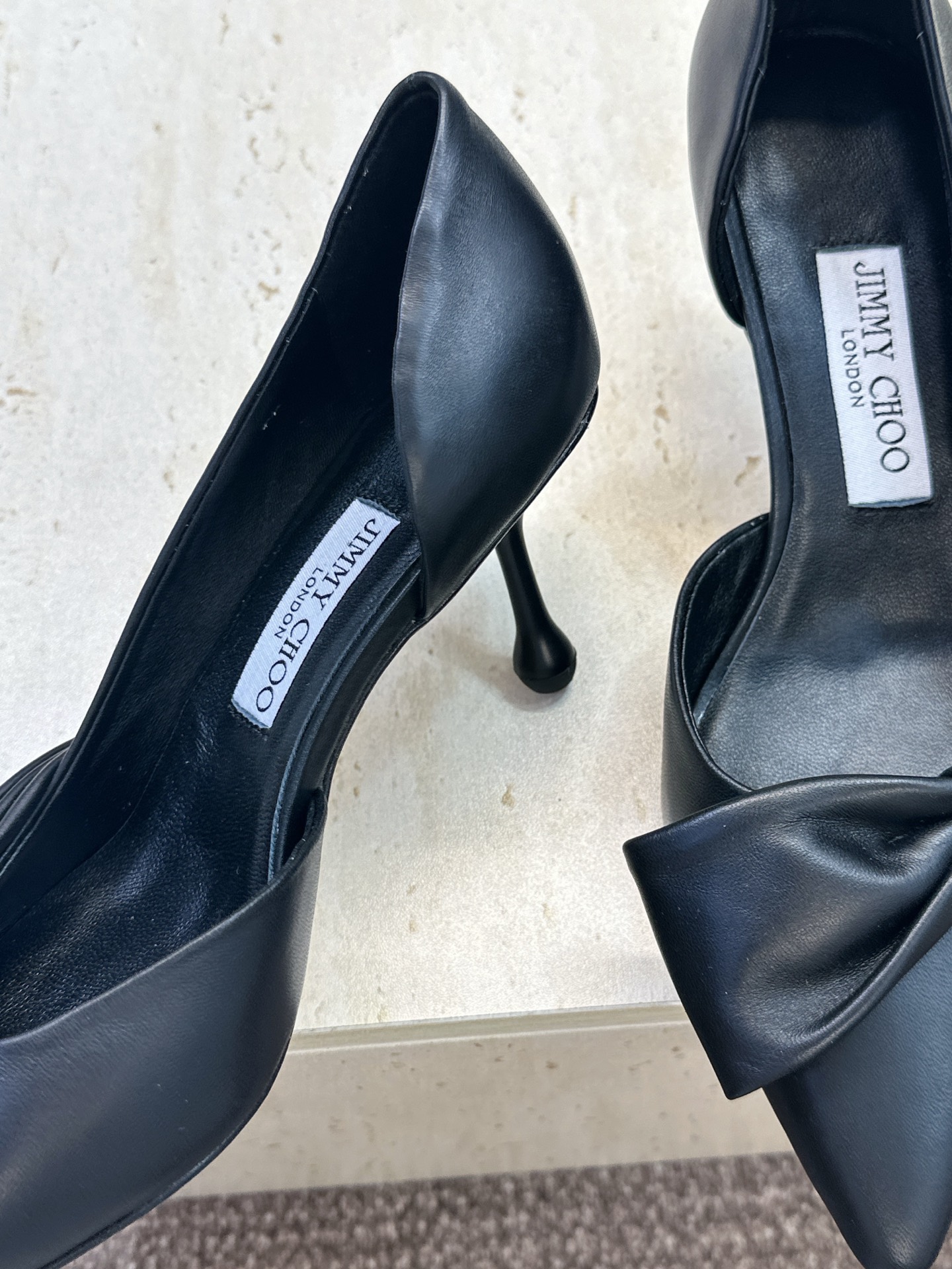 周仰杰Jimmy Choo 2026春夏新款时尚女婚鞋 吉米周JC明星同款字母logo 高跟尖头蝴蝶结侧空凉鞋 材质:鞋 周仰杰Jimmy Choo 2026春夏新款时尚女婚鞋 吉米周JC明星同款字母logo 高跟尖头蝴蝶结侧空凉鞋 材质:鞋