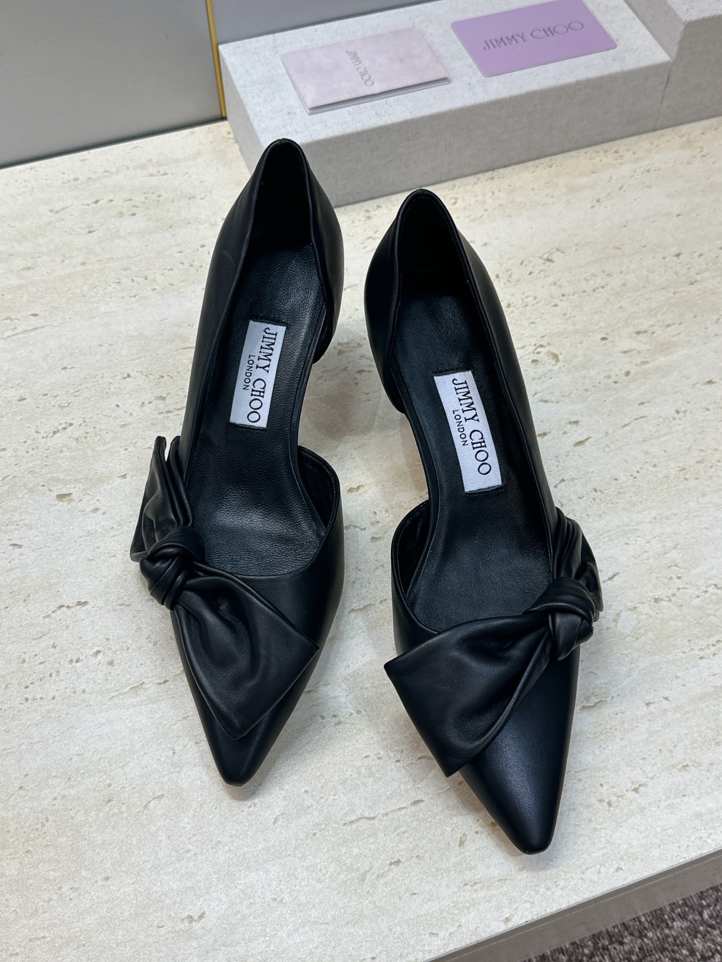 周仰杰Jimmy Choo 2026春夏新款时尚女婚鞋 吉米周JC明星同款字母logo 高跟尖头蝴蝶结侧空凉鞋 材质:鞋 周仰杰Jimmy Choo 2026春夏新款时尚女婚鞋 吉米周JC明星同款字母logo 高跟尖头蝴蝶结侧空凉鞋 材质:鞋