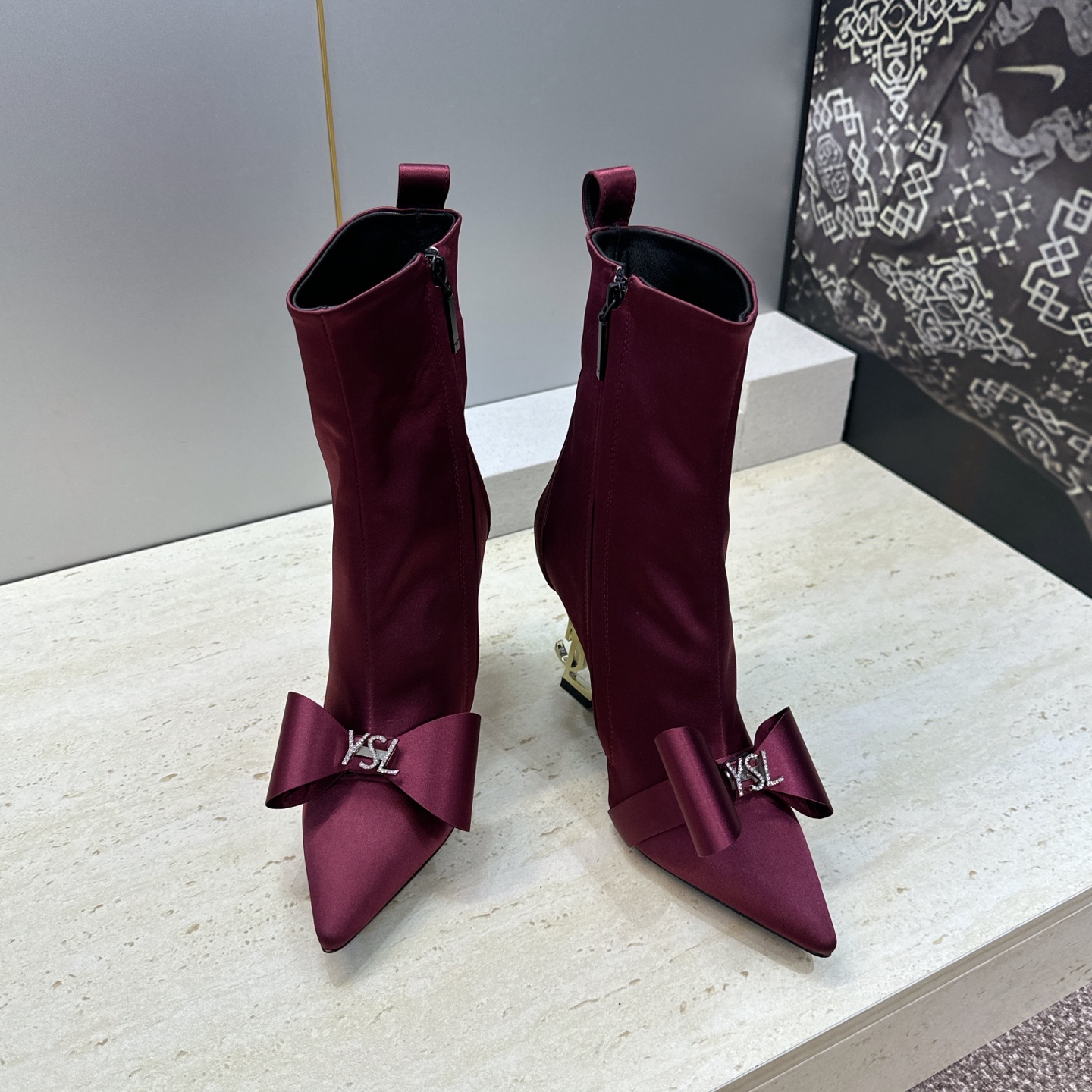 Saint Laurent 圣罗兰 2026秋冬新款水钻蝴蝶结马丁女靴  YSL字母logo五金扣侧拉链尖头高跟气场机车