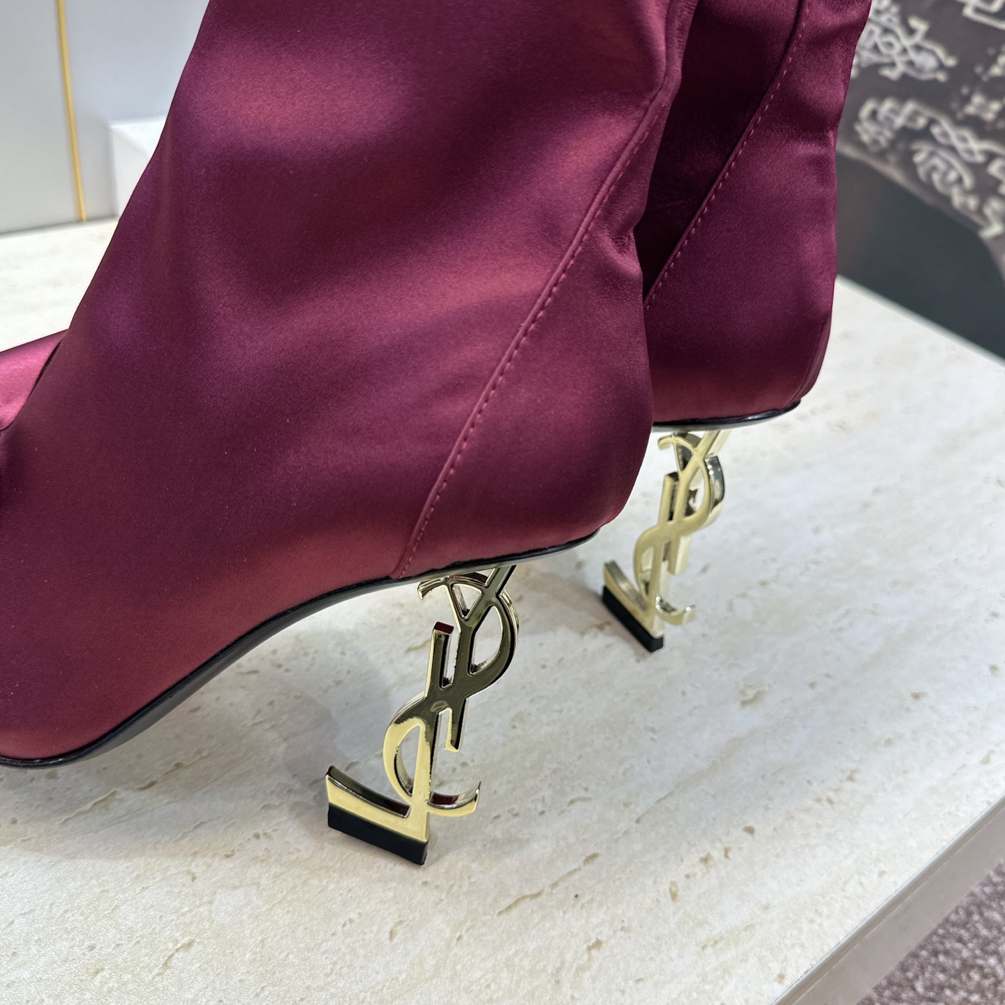Saint Laurent 圣罗兰 2026秋冬新款水钻蝴蝶结马丁女靴  YSL字母logo五金扣侧拉链尖头高跟气场机车