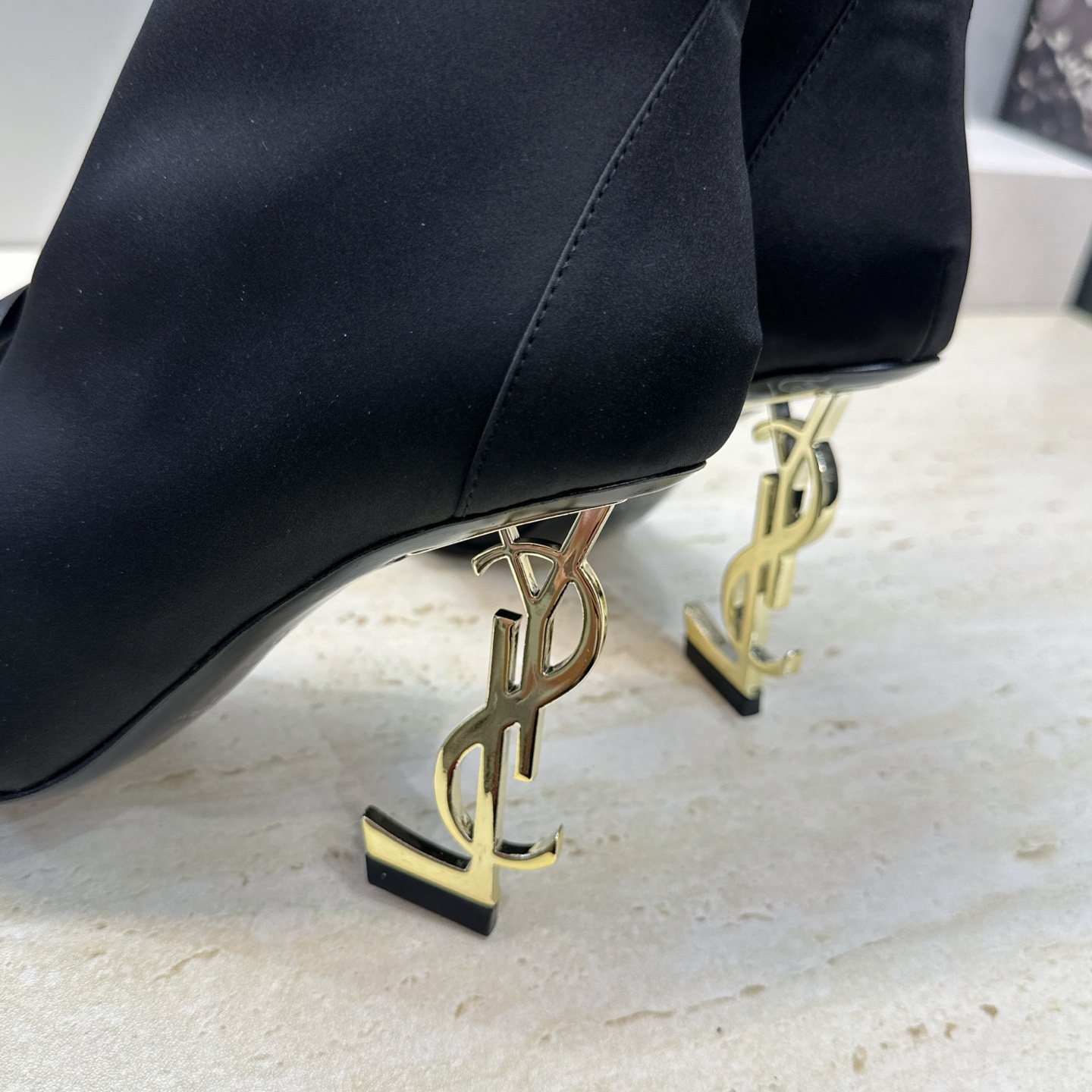 Saint Laurent 圣罗兰 2026秋冬新款水钻蝴蝶结马丁女靴  YSL字母logo五金扣侧拉链尖头高跟气场机车