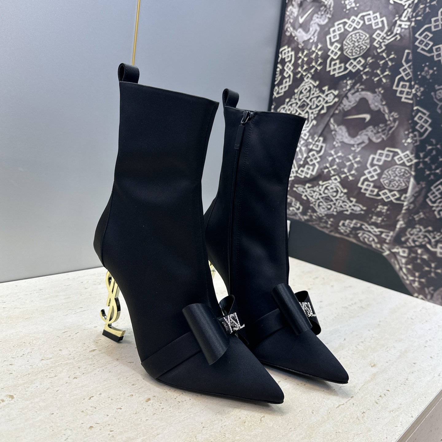 Saint Laurent 圣罗兰 2026秋冬新款水钻蝴蝶结马丁女靴  YSL字母logo五金扣侧拉链尖头高跟气场机车