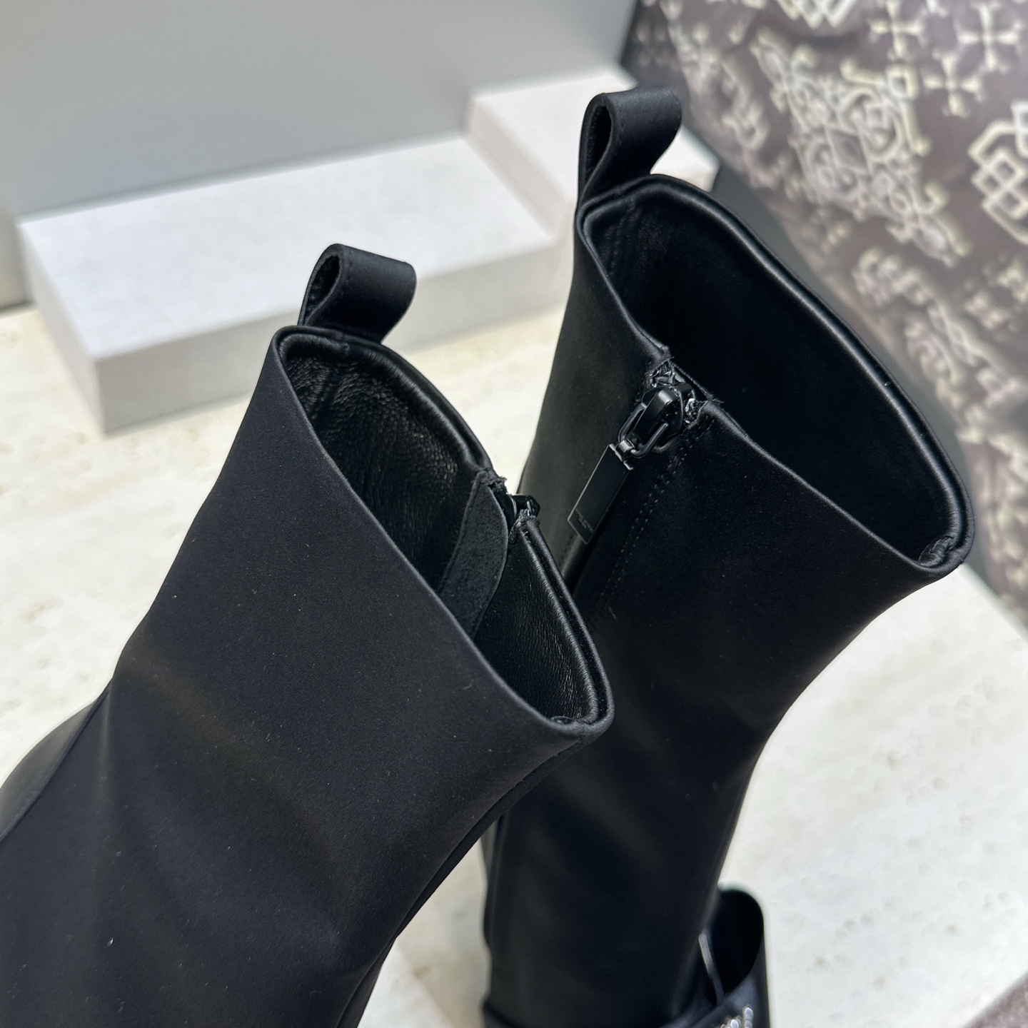 Saint Laurent 圣罗兰 2026秋冬新款水钻蝴蝶结马丁女靴  YSL字母logo五金扣侧拉链尖头高跟气场机车