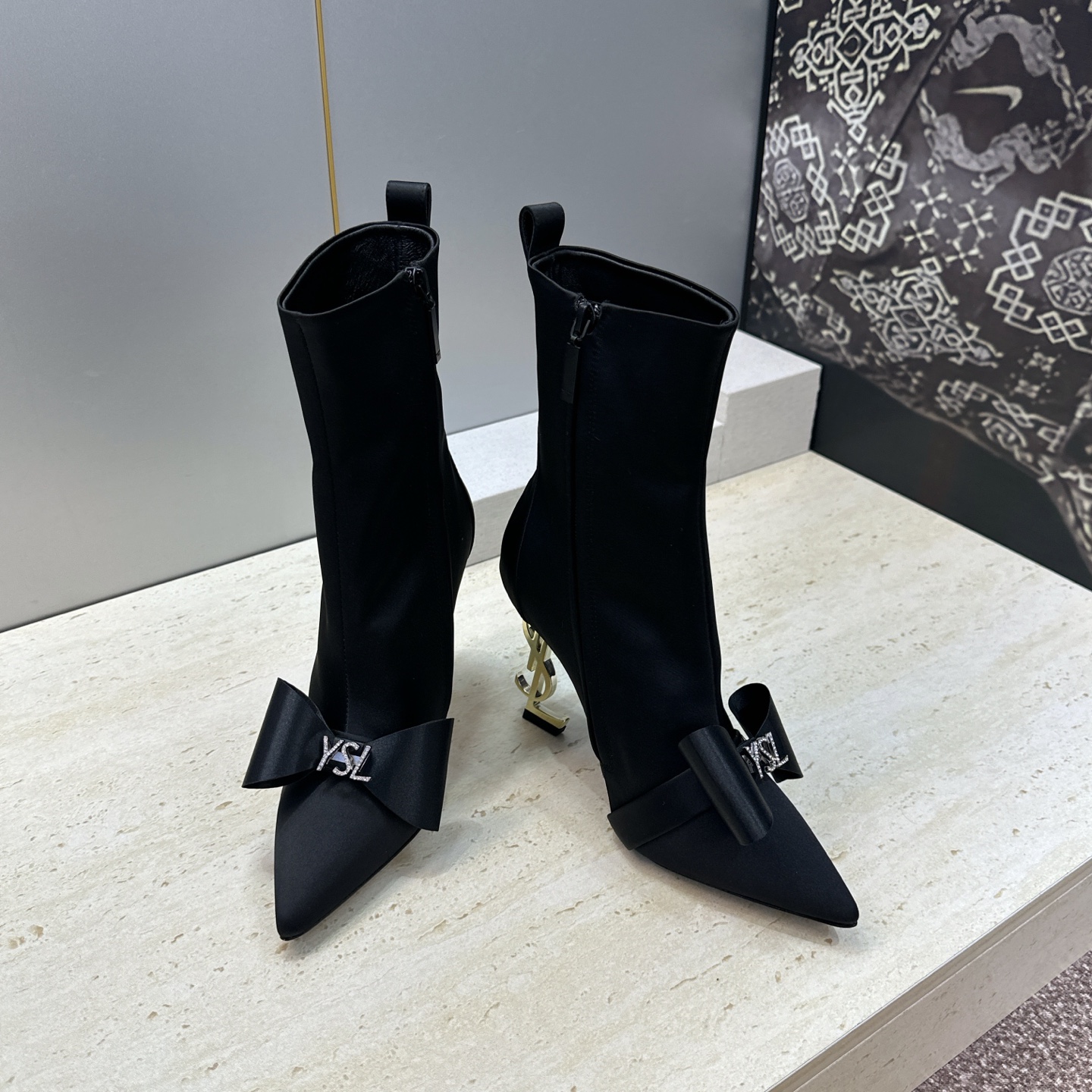 Saint Laurent 圣罗兰 2026秋冬新款水钻蝴蝶结马丁女靴 YSL字母logo五金扣侧拉链尖头高跟气场机车 Saint Laurent 圣罗兰 2026秋冬新款水钻蝴蝶结马丁女靴 YSL字母logo五金扣侧拉链尖头高跟气场机车