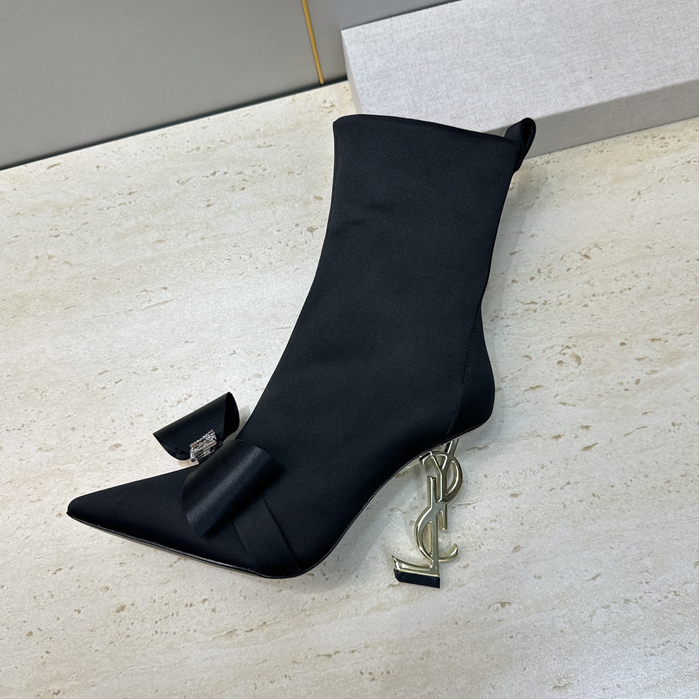 Saint Laurent 圣罗兰 2026秋冬新款水钻蝴蝶结马丁女靴  YSL字母logo五金扣侧拉链尖头高跟气场机车