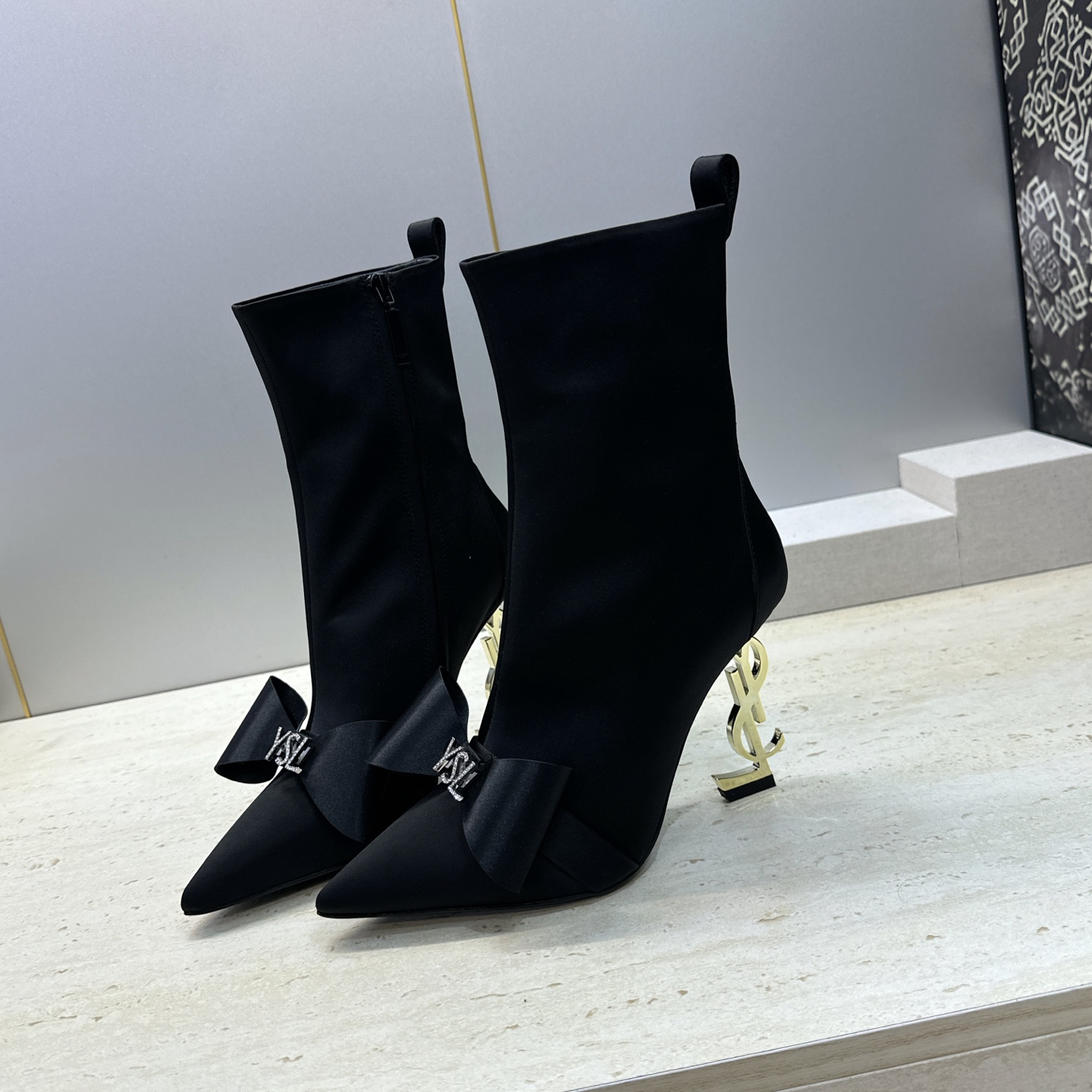 Saint Laurent 圣罗兰 2026秋冬新款水钻蝴蝶结马丁女靴  YSL字母logo五金扣侧拉链尖头高跟气场机车