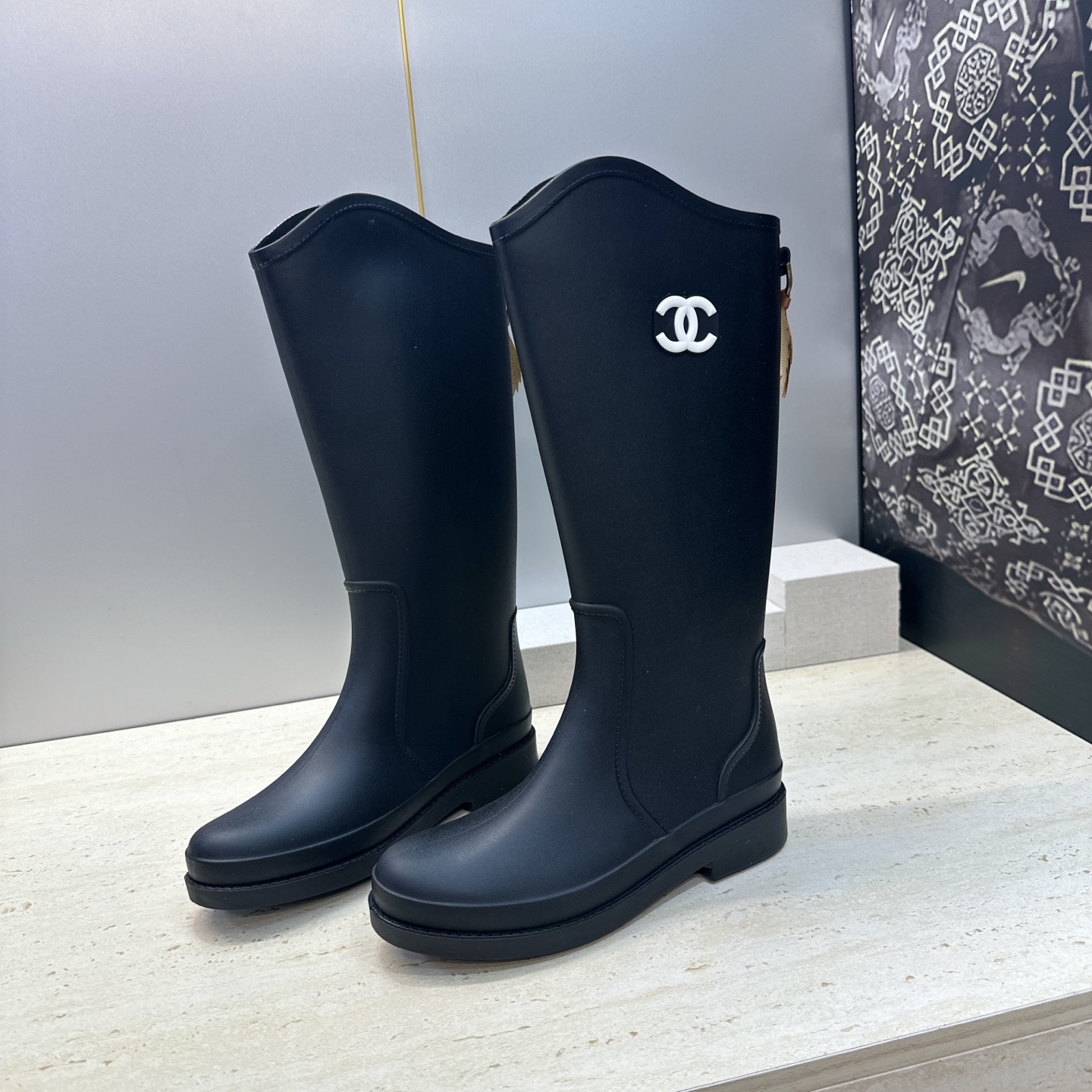 CHANEL 香奈儿2026春夏新款时尚高筒女雨靴 小香双C字母logo圆头低跟一脚蹬拼色机车骑士长靴   材质:鞋面采