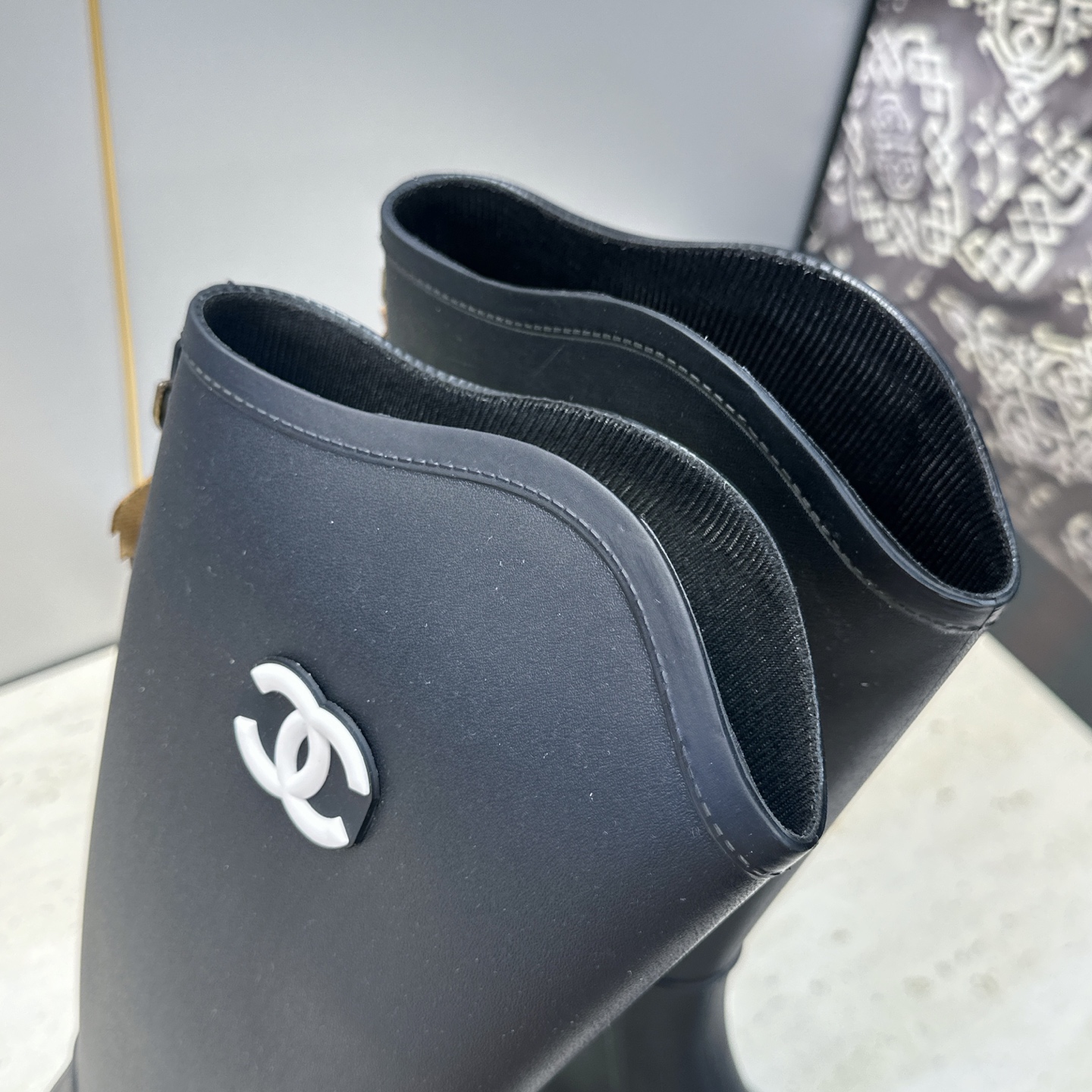 CHANEL 香奈儿2026春夏新款时尚高筒女雨靴 小香双C字母logo圆头低跟一脚蹬拼色机车骑士长靴   材质:鞋面采
