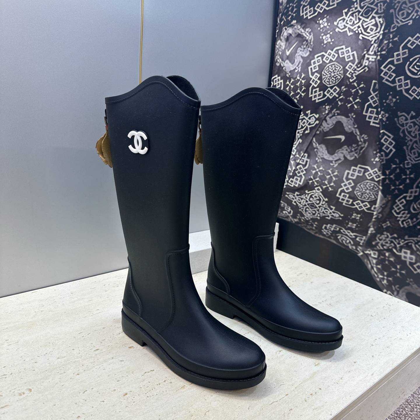 CHANEL 香奈儿2026春夏新款时尚高筒女雨靴 小香双C字母logo圆头低跟一脚蹬拼色机车骑士长靴 材质:鞋面采 CHANEL 香奈儿2026春夏新款时尚高筒女雨靴 小香双C字母logo圆头低跟一脚蹬拼色机车骑士长靴 材质:鞋面采