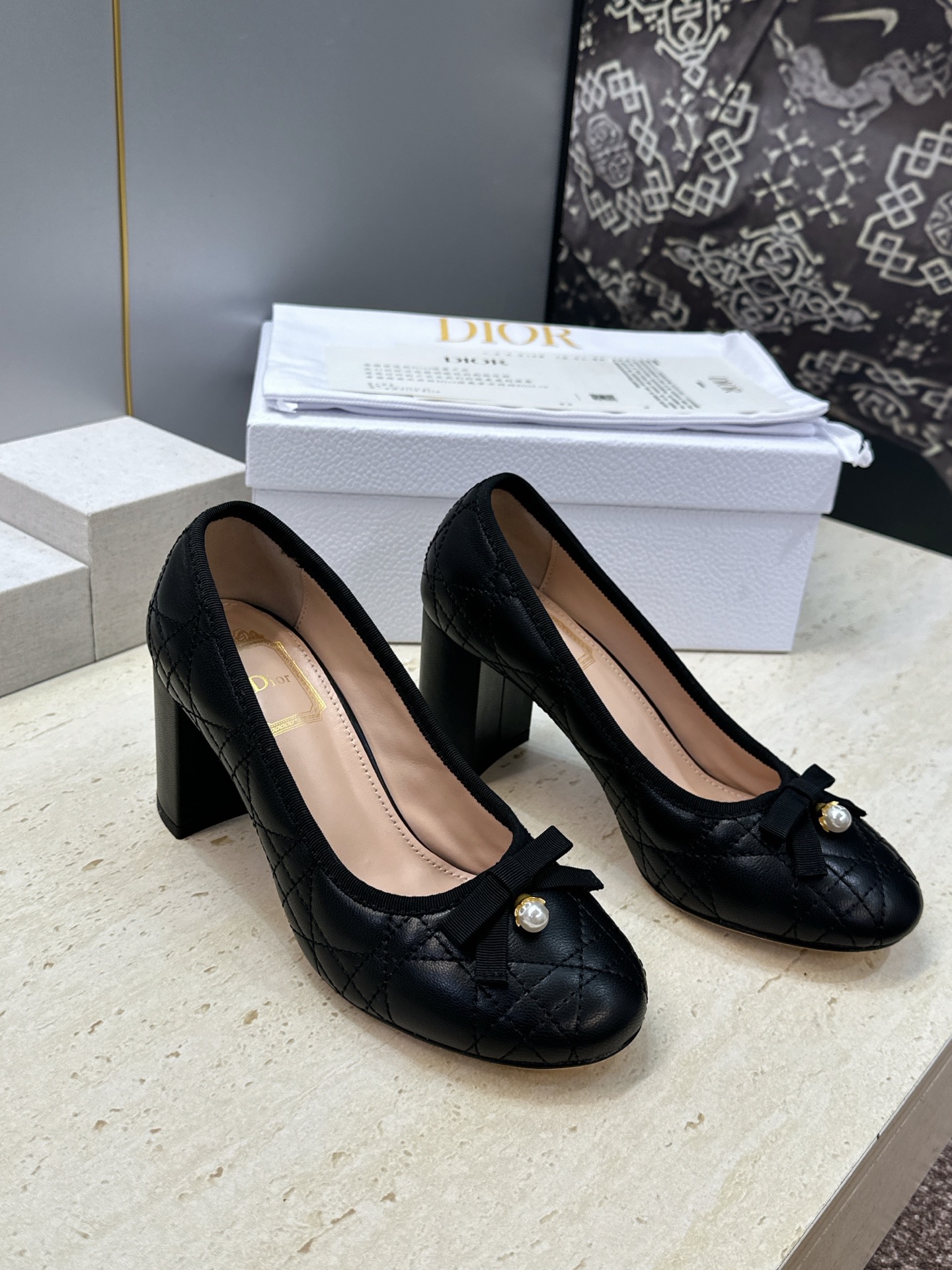 J'ADIOR 迪奥 Dior 2026 早春新款蝴蝶结粗跟芭蕾舞娃娃女鞋 明星同款CD字母logo立体刺绣高跟圆头玛 J'ADIOR 迪奥 Dior 2026 早春新款蝴蝶结粗跟芭蕾舞娃娃女鞋 明星同款CD字母logo立体刺绣高跟圆头玛