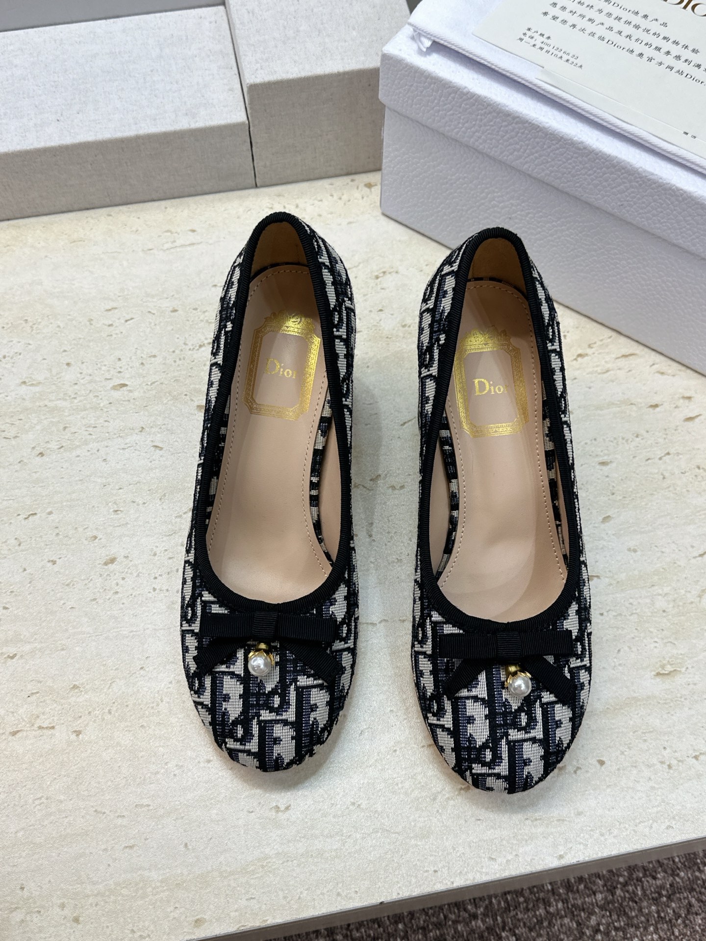 J'ADIOR 迪奥 Dior 2026 早春新款蝴蝶结粗跟芭蕾舞娃娃女鞋 明星同款CD字母logo立体刺绣高跟圆头玛 J'ADIOR 迪奥 Dior 2026 早春新款蝴蝶结粗跟芭蕾舞娃娃女鞋 明星同款CD字母logo立体刺绣高跟圆头玛