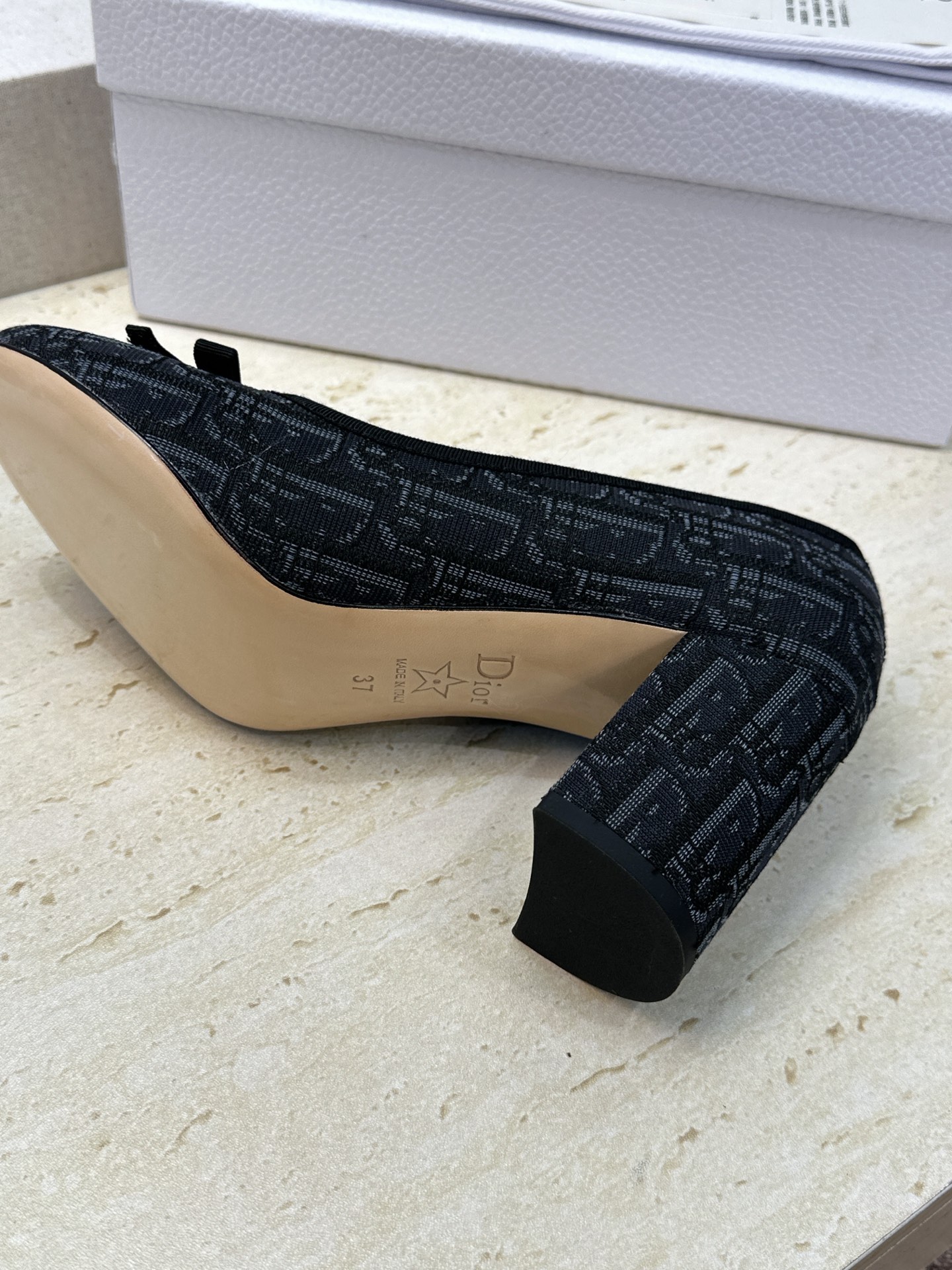 J'ADIOR 迪奥 Dior 2026 早春新款蝴蝶结粗跟芭蕾舞娃娃女鞋  明星同款CD字母logo立体刺绣高跟圆头玛