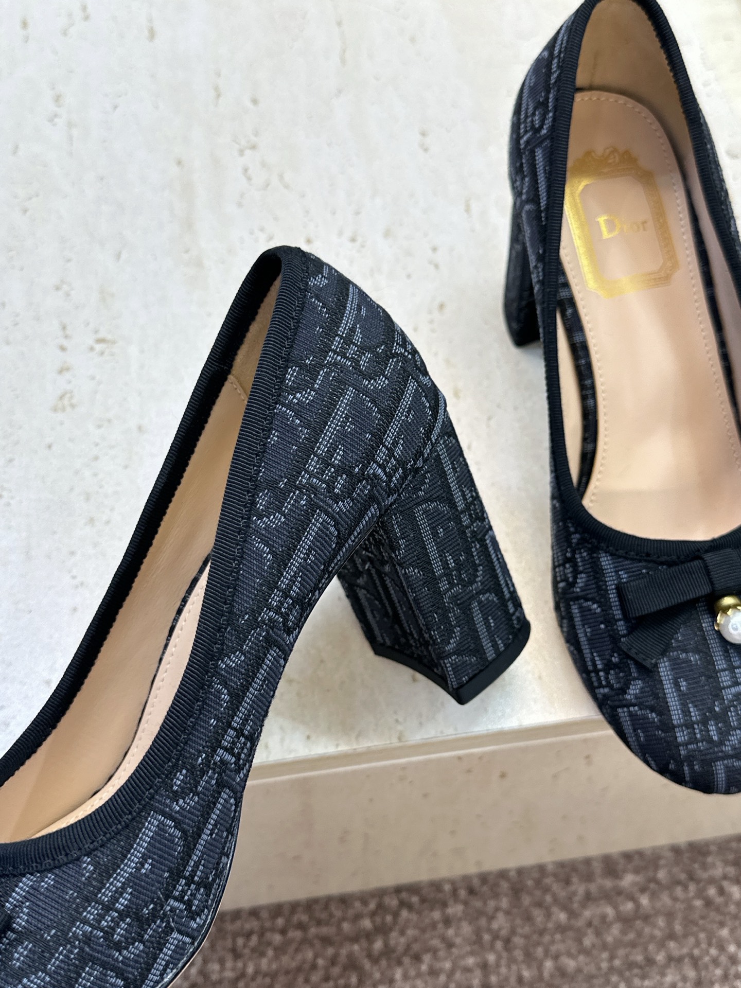 J'ADIOR 迪奥 Dior 2026 早春新款蝴蝶结粗跟芭蕾舞娃娃女鞋  明星同款CD字母logo立体刺绣高跟圆头玛