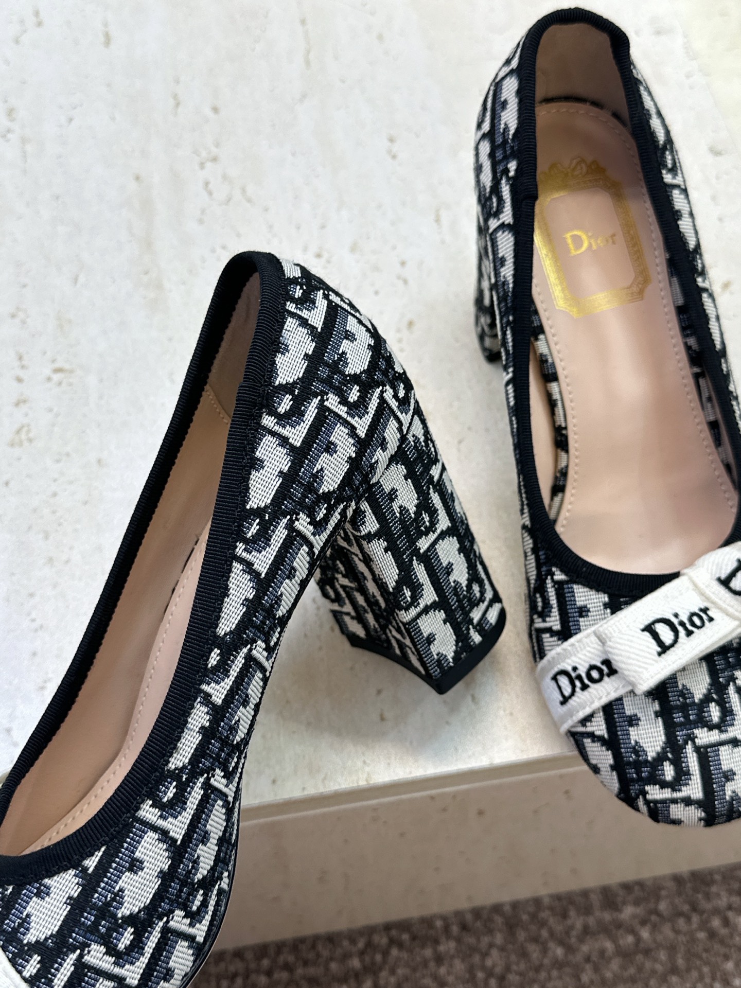 J'ADIOR 迪奥 Dior 2026 早春新款蝴蝶结粗跟芭蕾舞娃娃女鞋 明星同款CD字母logo立体刺绣高跟圆头玛 J'ADIOR 迪奥 Dior 2026 早春新款蝴蝶结粗跟芭蕾舞娃娃女鞋 明星同款CD字母logo立体刺绣高跟圆头玛