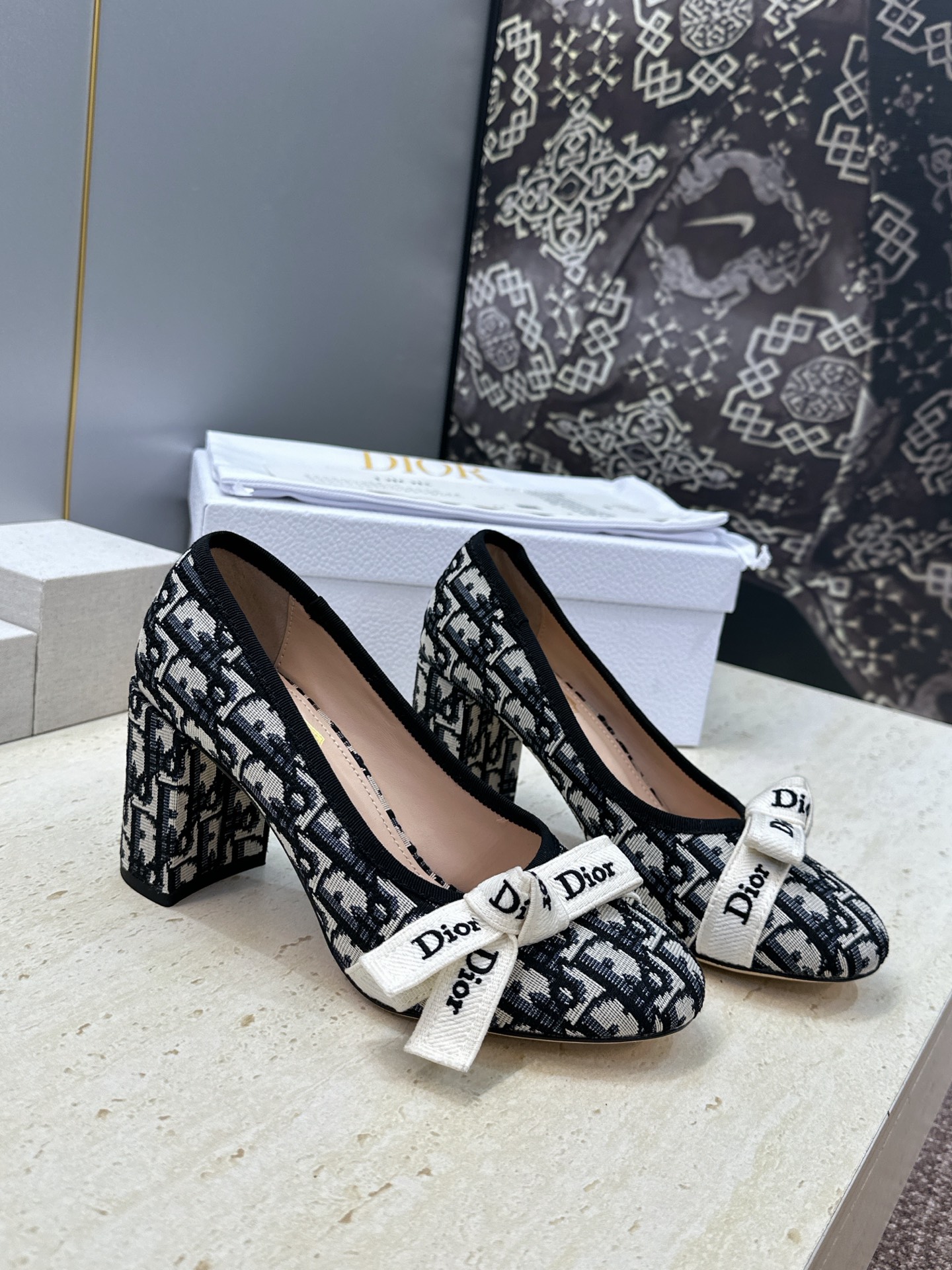 J'ADIOR 迪奥 Dior 2026 早春新款蝴蝶结粗跟芭蕾舞娃娃女鞋 明星同款CD字母logo立体刺绣高跟圆头玛 J'ADIOR 迪奥 Dior 2026 早春新款蝴蝶结粗跟芭蕾舞娃娃女鞋 明星同款CD字母logo立体刺绣高跟圆头玛